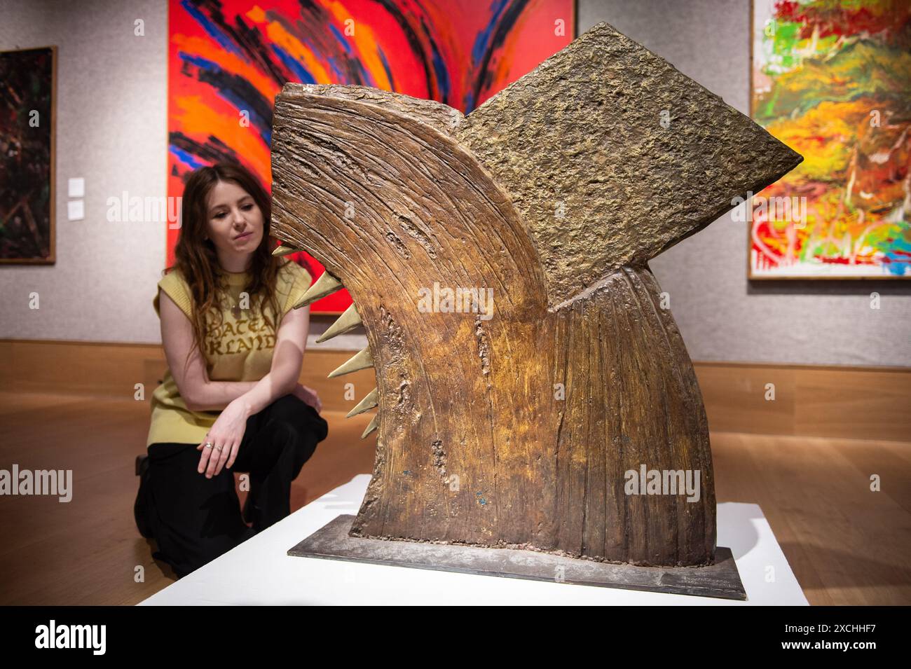 Londra, Inghilterra, Regno Unito. 17 giugno 2024. Il membro dello staff di Bonhams è a fianco di Bertina Lopes (Mozambico, 1924-2012) Grido grande (Big Scream), 98 x 100 x 24,5 cm (38 9/16 x 39 3/8 x 9 5/8 pollici), stimato in GBP 1.200 - GBP 1.800, durante la chiamata. Lo Studio di Bertina Lopes, una vendita online dal 4-20 giugno a Bonhams, presenta una selezione di 74 dipinti ad olio, disegni e sculture dallo studio dell'artista di Roma. (Credit Image: © Thomas Krych/ZUMA Press Wire) SOLO PER USO EDITORIALE! Non per USO commerciale! Foto Stock