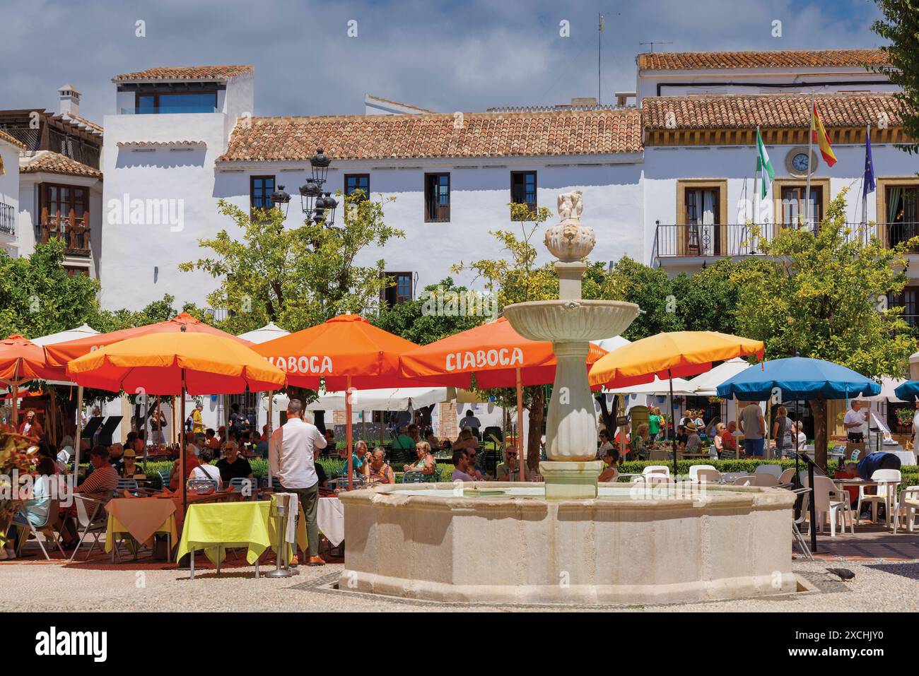 Marbella, Costa del Sol, Provincia di Malaga, Andalusia, Spagna meridionale. Plaza de los Naranjos o Orange Square. il plaza si trova nel cuore della vecchia t Foto Stock