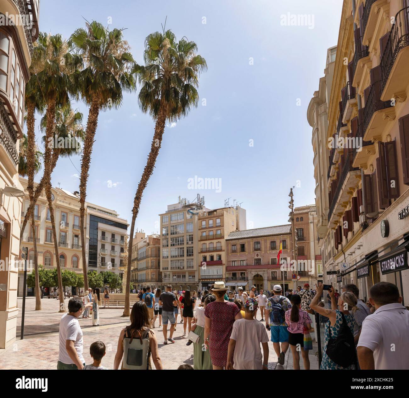 Malaga, Costa del Sol, Provincia di Malaga, Andalusia, Spagna meridionale. Piazza Costitucion - Plaza de la Constitución. Quadrato pedonale nell'udito Foto Stock