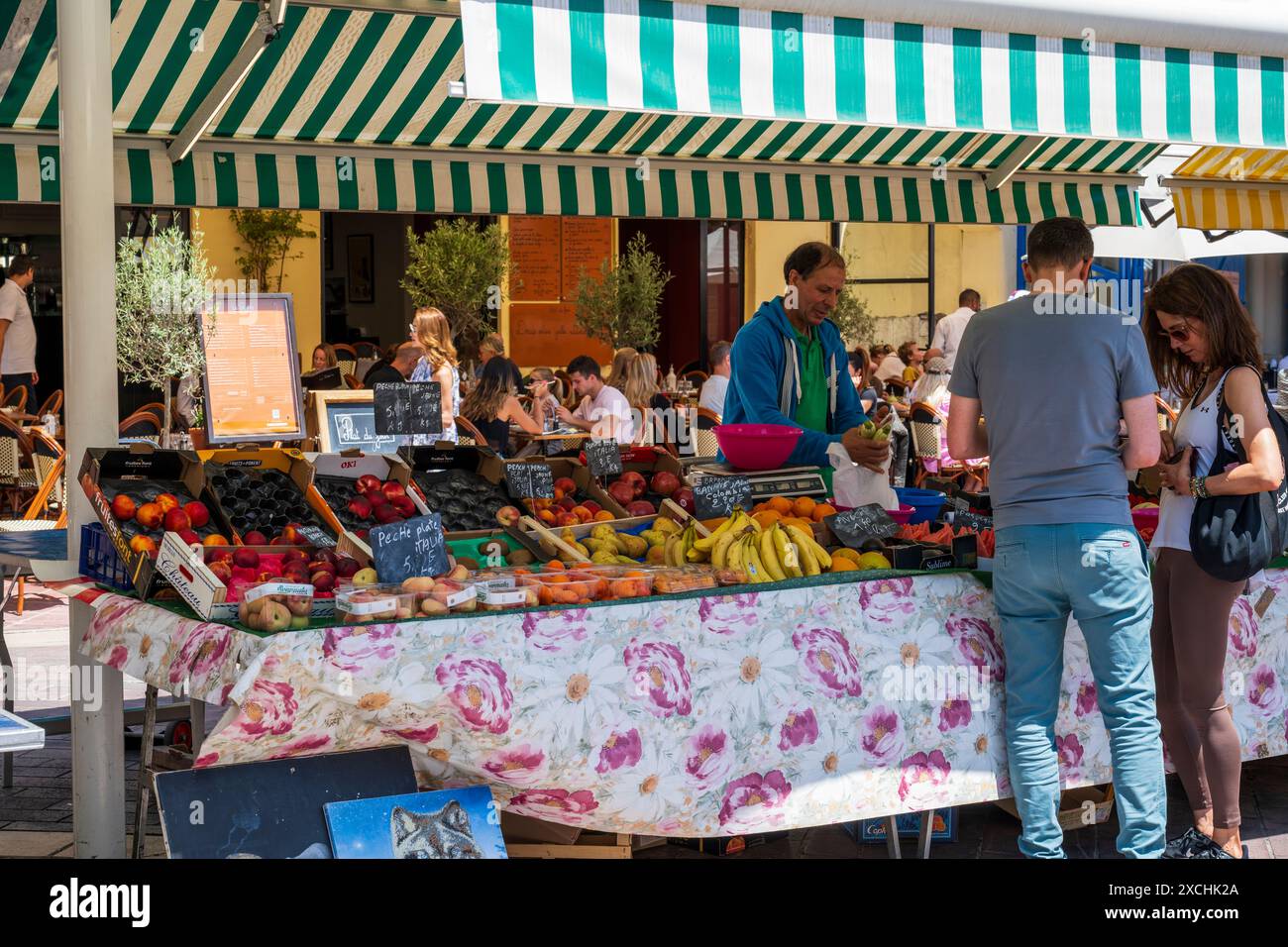 Mercato di frutta e verdura a Cours Saleya nel centro storico di Nizza, Costa Côte Azzurra, Provenza, Francia Foto Stock