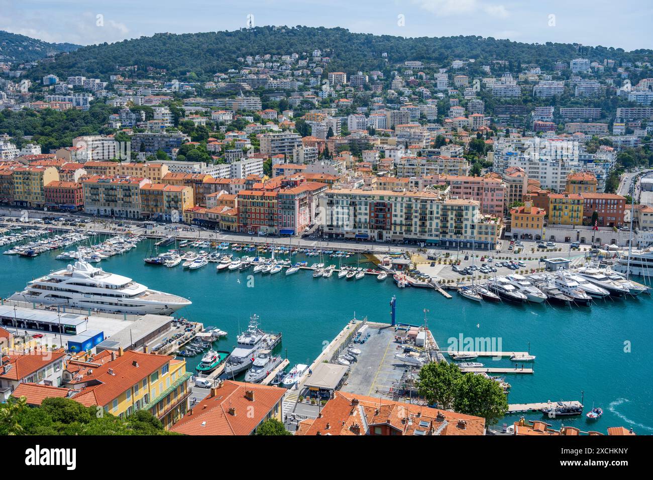 Port Lympia, con i suoi splendidi edifici di colore veneziano sulla banchina, a Nizza, Costa Côte Azzurra, Provenza, Francia Foto Stock