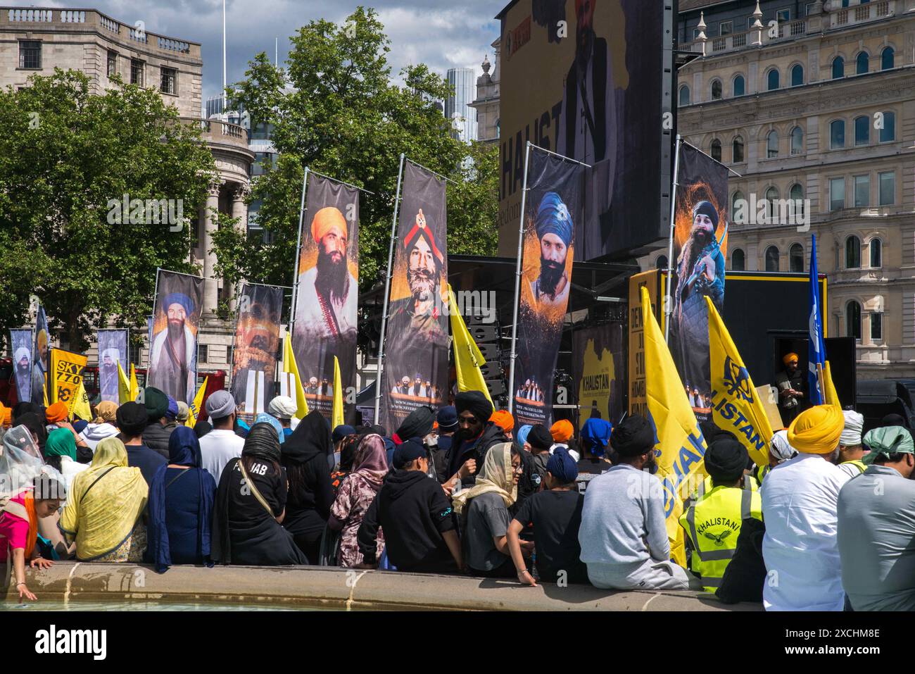 Londra, Regno Unito. 17 giugno 2024. I separatisti sikh organizzano una manifestazione pro-Khalistan a Londra. Centinaia di manifestanti pro e anti-Khalistani si sono riuniti a Londra a Trafalgar Square, nel Regno Unito, domenica 16 giugno 2024, a sostegno di una patria Sikh indipendente Khalistan. Foto di Denis Prezat/ABACAPRESS. COM credito: Abaca Press/Alamy Live News Foto Stock