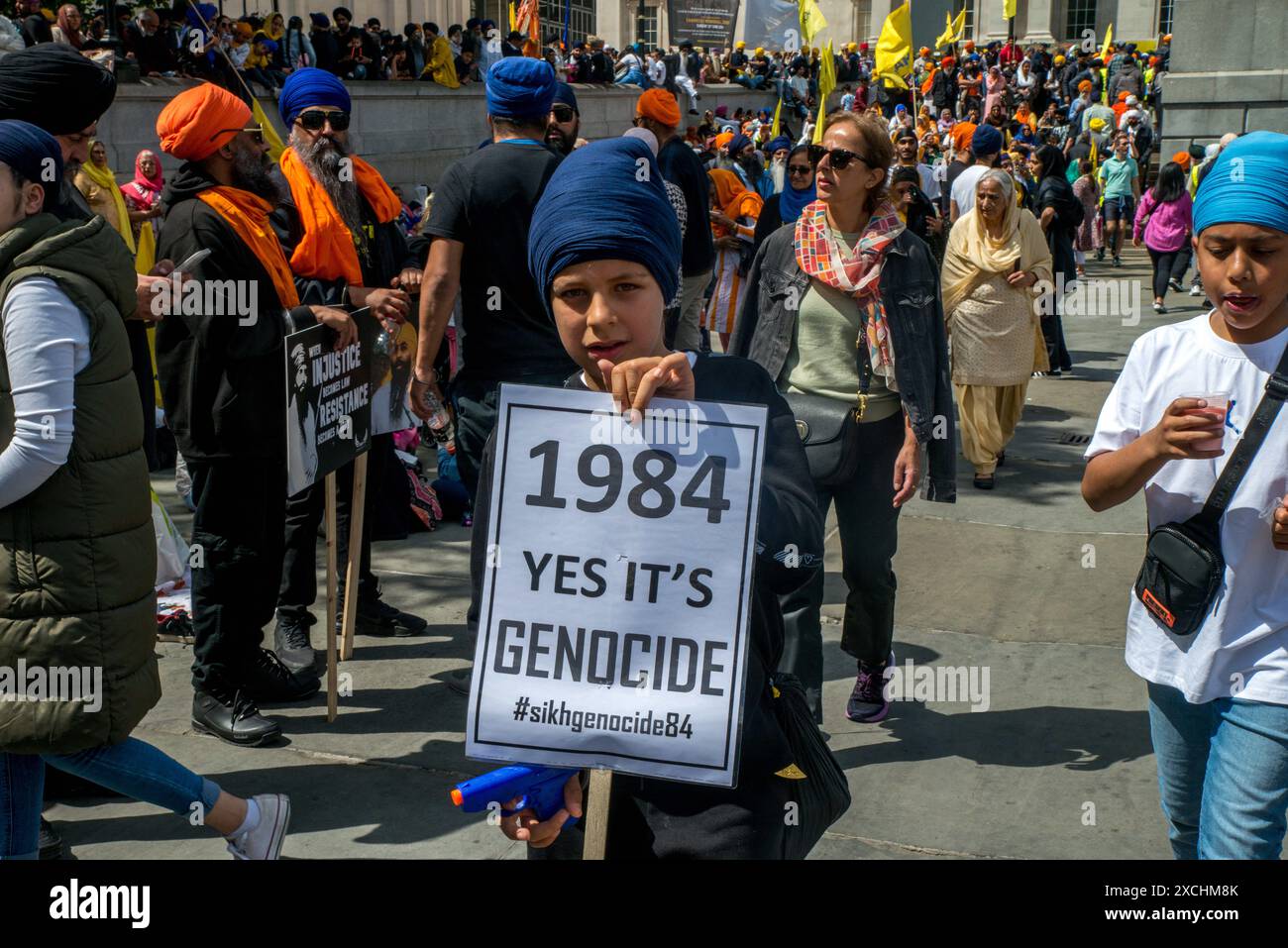 Londra, Regno Unito. 17 giugno 2024. I separatisti sikh organizzano una manifestazione pro-Khalistan a Londra. Centinaia di manifestanti pro e anti-Khalistani si sono riuniti a Londra a Trafalgar Square, nel Regno Unito, domenica 16 giugno 2024, a sostegno di una patria Sikh indipendente Khalistan. Foto di Denis Prezat/ABACAPRESS. COM credito: Abaca Press/Alamy Live News Foto Stock