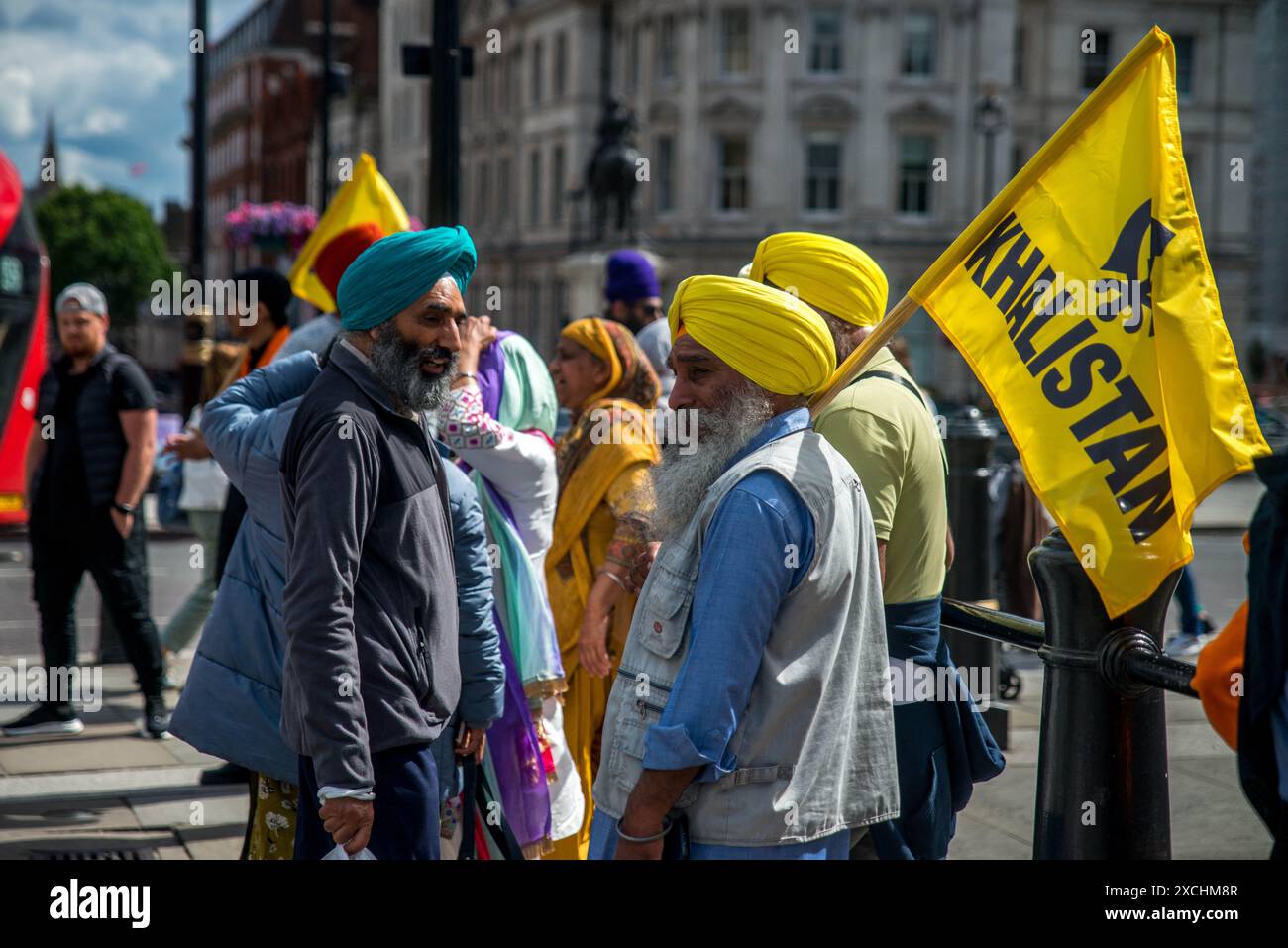 Londra, Regno Unito. 17 giugno 2024. I separatisti sikh organizzano una manifestazione pro-Khalistan a Londra. Centinaia di manifestanti pro e anti-Khalistani si sono riuniti a Londra a Trafalgar Square, nel Regno Unito, domenica 16 giugno 2024, a sostegno di una patria Sikh indipendente Khalistan. Foto di Denis Prezat/ABACAPRESS. COM credito: Abaca Press/Alamy Live News Foto Stock