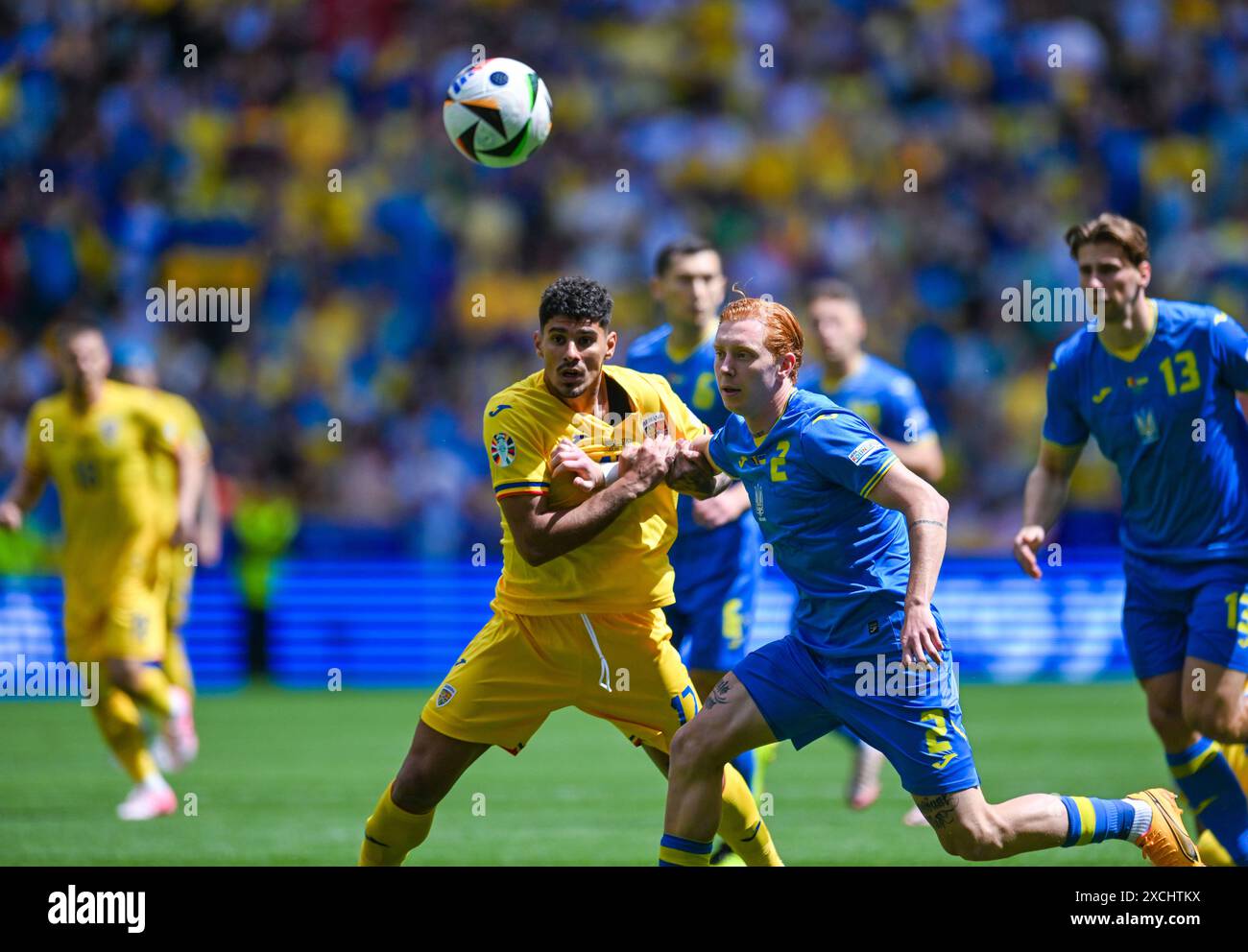 Florinel Coman Romania und Yukhym Konoplia Ukraine im Zweikampf, UEFA EURO 2024 - gruppo e, Romania vs Ucraina, Fussball Arena Muenchen AM 17. Giugno 2024 a Monaco, Germania. Foto von Silas Schueller/DeFodi Images Florinel Coman Romania e Yukhym Konoplia Ucraina si battono per il pallone, UEFA EURO 2024 - gruppo e, Romania vs Ucraina, Munich Football Arena il 17 giugno 2024 a Monaco di Baviera, Germania. Foto di Silas Schueller/DeFodi immagini Defodi-738 738 ROUUKR 20240617 136 *** Florinel Coman Romania e Yukhym Konoplia Ucraina in duello, UEFA EURO 2024 gruppo e, Romania vs Ucraina, Monaco di Baviera calcio aren Foto Stock