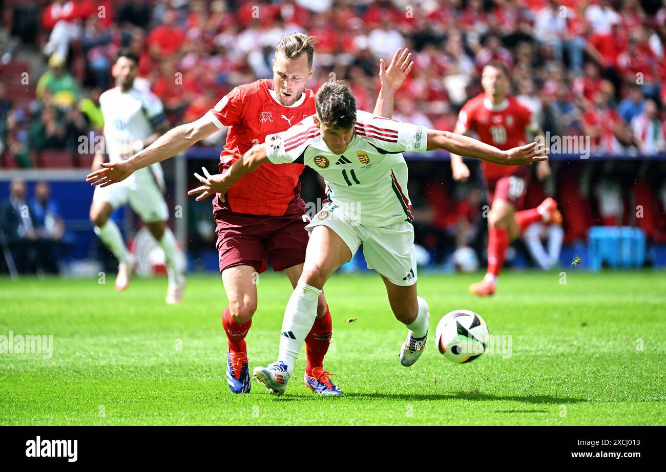 Fussball, Europameisterschaft, EURO 2024, Gruppe A, Rhein-energie Stadion Kšln: Ungarn - Schweiz 3:1; Milos Kerkez (HUN), Silvan Widmer (sui). Aktion Foto Stock