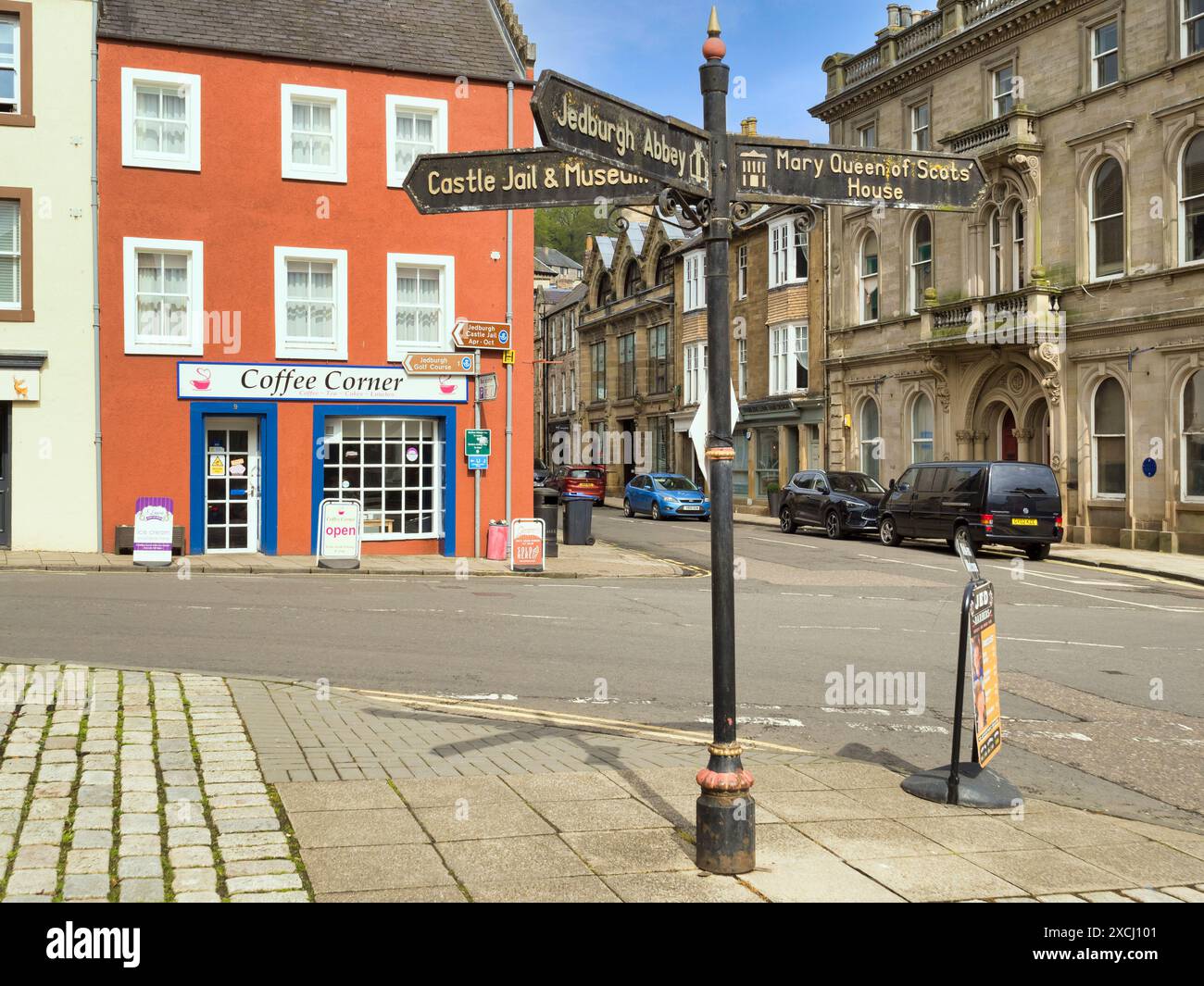 8 maggio 2024: Jedburgh, Borders, Scotland, UK - Jedburgh Town Centre, cartello con le attrazioni turistiche Foto Stock