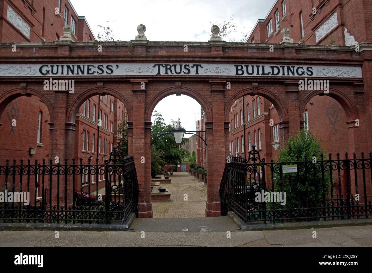 The Guinness Trust Buliding, Bermondsey, Southwark, Londra, Regno Unito. L'edificio, che prende il nome da Sir Edward Guinness, i baronetto, è stato formato per fornire aff Foto Stock