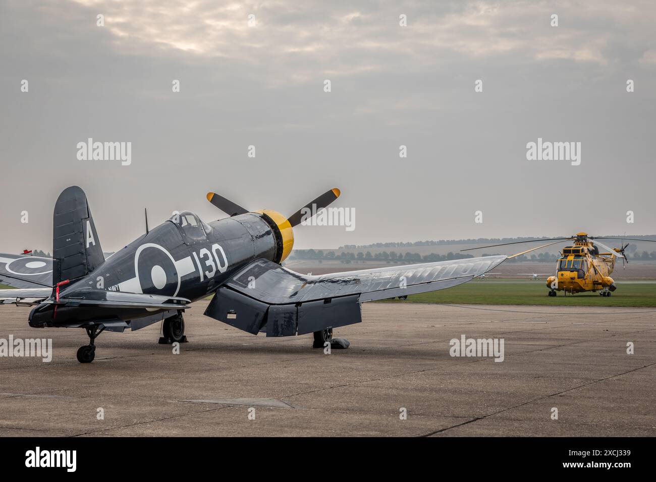 Corsair FG-1D "A-130" e Westland Sea King "XZ597", Duxford Airfield, Cambridgeshire, Regno Unito Foto Stock