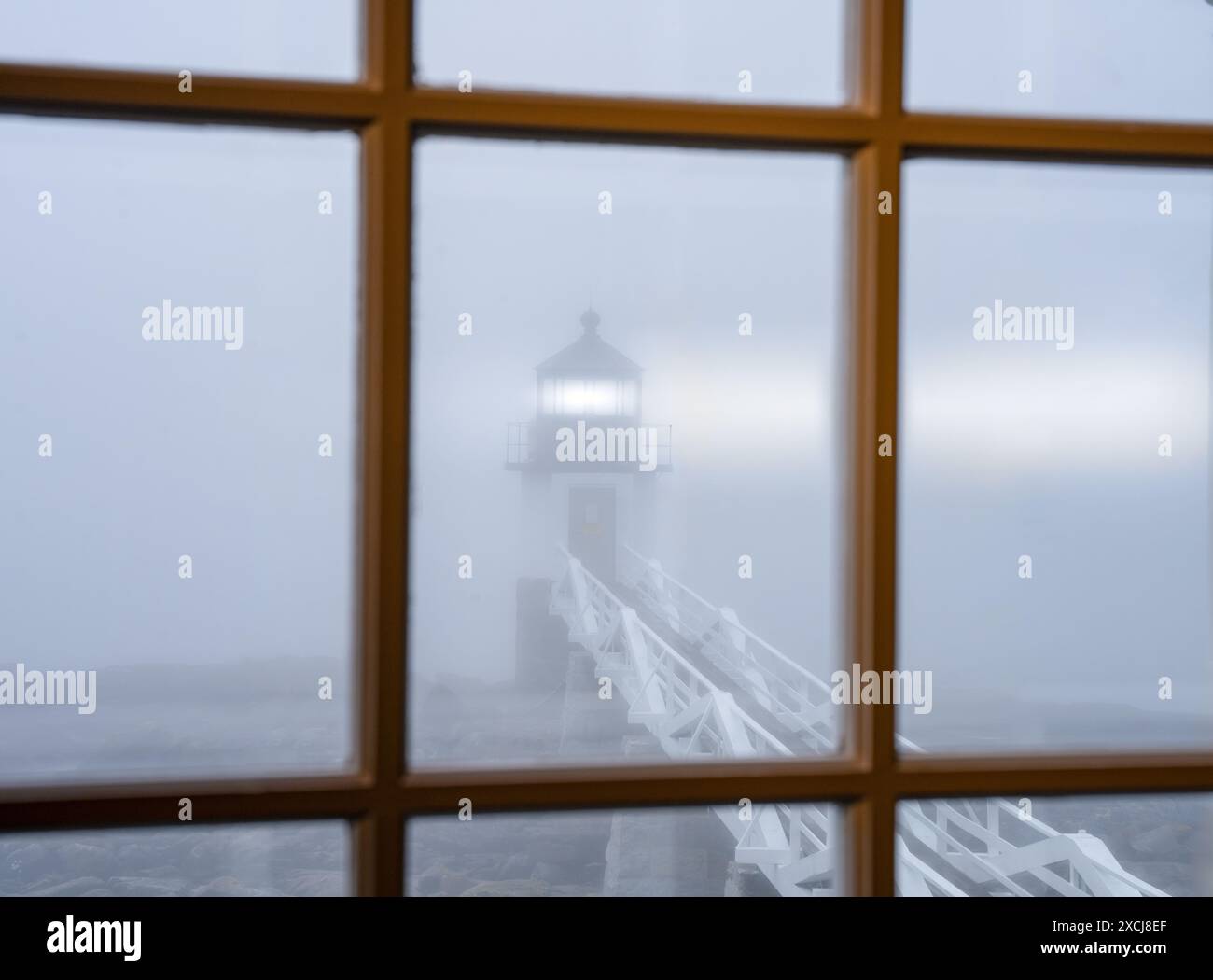 Ripresa dal pannello della finestra dall'interno del museo del faro di Marshall Point, Maine Foto Stock