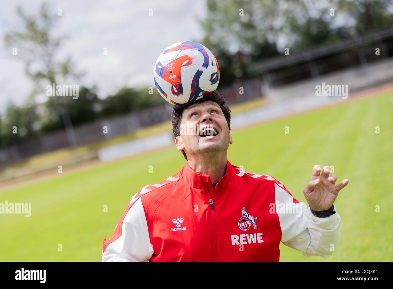 Pulheim, Germania. 17 giugno 2024. Calcio: Campionato europeo: Viktor Pasulko, ex calciatore nazionale dell'URSS, gioca con un calcio su un campo da calcio. Pasulko (63) è l'unico giocatore che vive in Germania dalla squadra sovietica (URSS) che ha raggiunto la finale del Campionato europeo a Monaco di Baviera nel 1988. Crediti: Rolf Vennenbernd/dpa/Alamy Live News Foto Stock