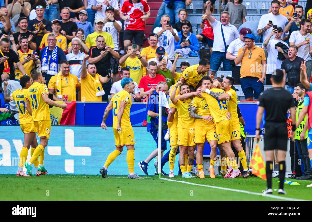 Spieler von Rumaenien bejubeln das dritte Tor ihrer Mannschaftwaehrend des Spiels der UEFA EURO 2024 - Gruppe e zwischen Rumänien und Ukraine, Fussball Arena München am 17. Giugno 2024 a München, Deutschland. Foto von Silas Schueller/DeFodi Images i giocatori rumeni festeggiano il loro terzo gol durante la partita UEFA EURO 2024 - gruppo e tra Romania e Ucraina al Munich Football Arena il 17 giugno 2024 a Monaco, Germania. Foto di Silas Schueller/DeFodi Images Defodi-738 738 ROUUKR 20240617 220 *** i giocatori rumeni celebrano il terzo gol della propria squadra durante la partita UEFA EURO 2024 del gruppo E. Foto Stock