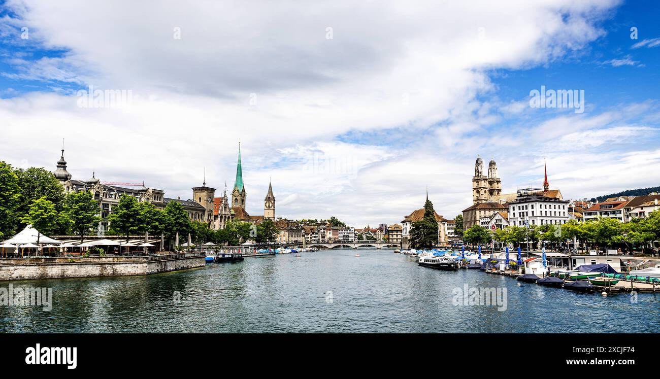 14.06.2024 - Panorama: Blick auf Limmat, Münsterbrücke, Die Kirche St. Peter und das Grossmünster in Zürich Schweiz an einem herrlichen Sommertag. Aufgenommen ist das Bild von der Quaibrücke, un saldatore der Limmat direkt a den Zürichsee mündet. Zürich City Zürich Schweiz *** 14 06 2024 Vista panoramica di Limmat, Münsterbrücke, Chiesa di San Pietro e Grossmünster a Zurigo Svizzera in una bella giornata estiva la foto è stata scattata dal Quaibrücke, dove il Limmat sfocia direttamente nel Lago di Zurigo Zurigo Svizzera Copyright: XBEAUTIFULxSPORTS/RaphaelxSchmittx Foto Stock