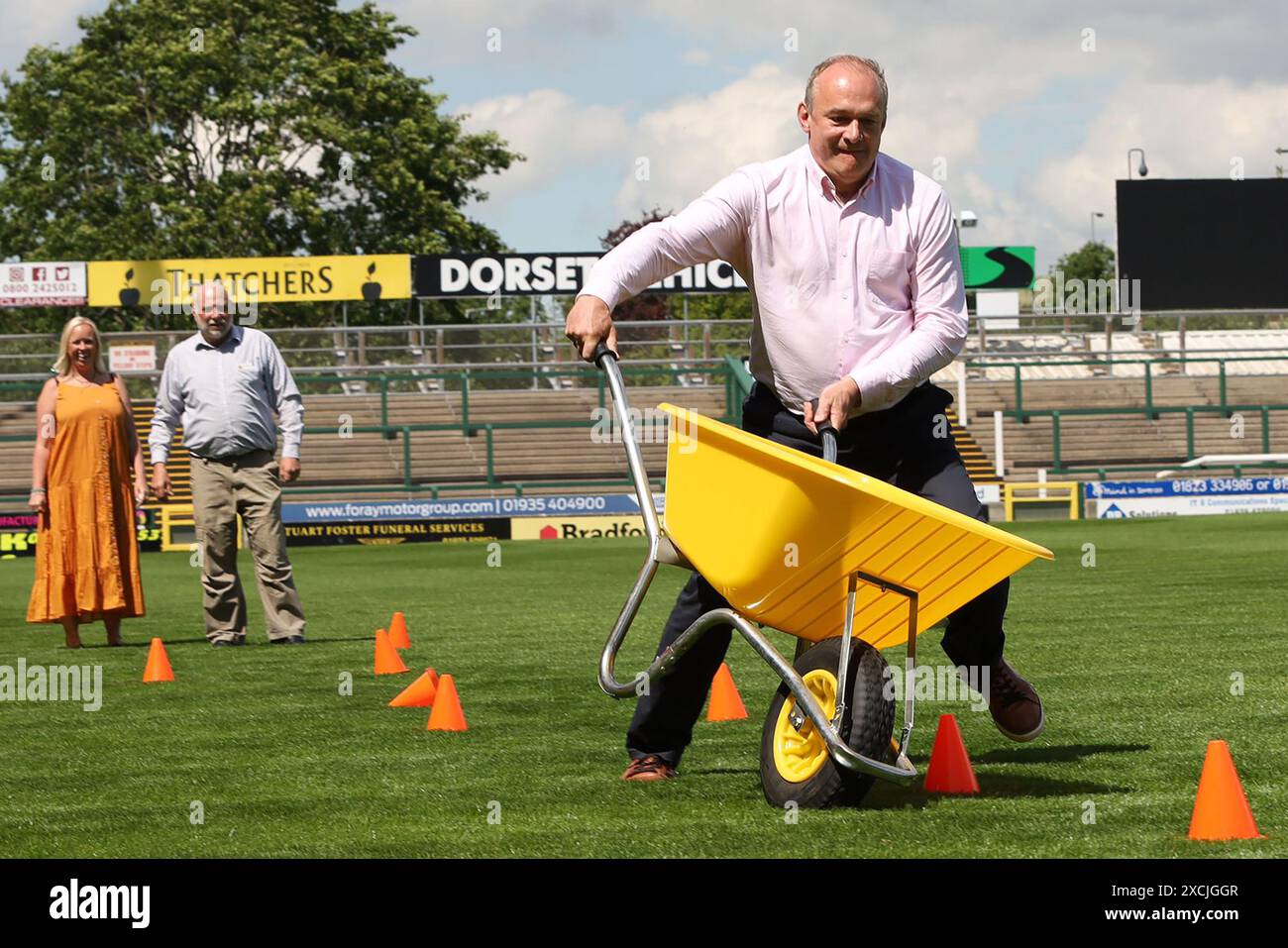 Il leader liberale dei Democratici Sir ed Davey partecipa alle corse di carriole a Huish Park, sede della squadra di calcio Yeovil Town nel Somerset. Durante la campagna elettorale generale. Data foto: Lunedì 17 giugno 2024. Foto Stock