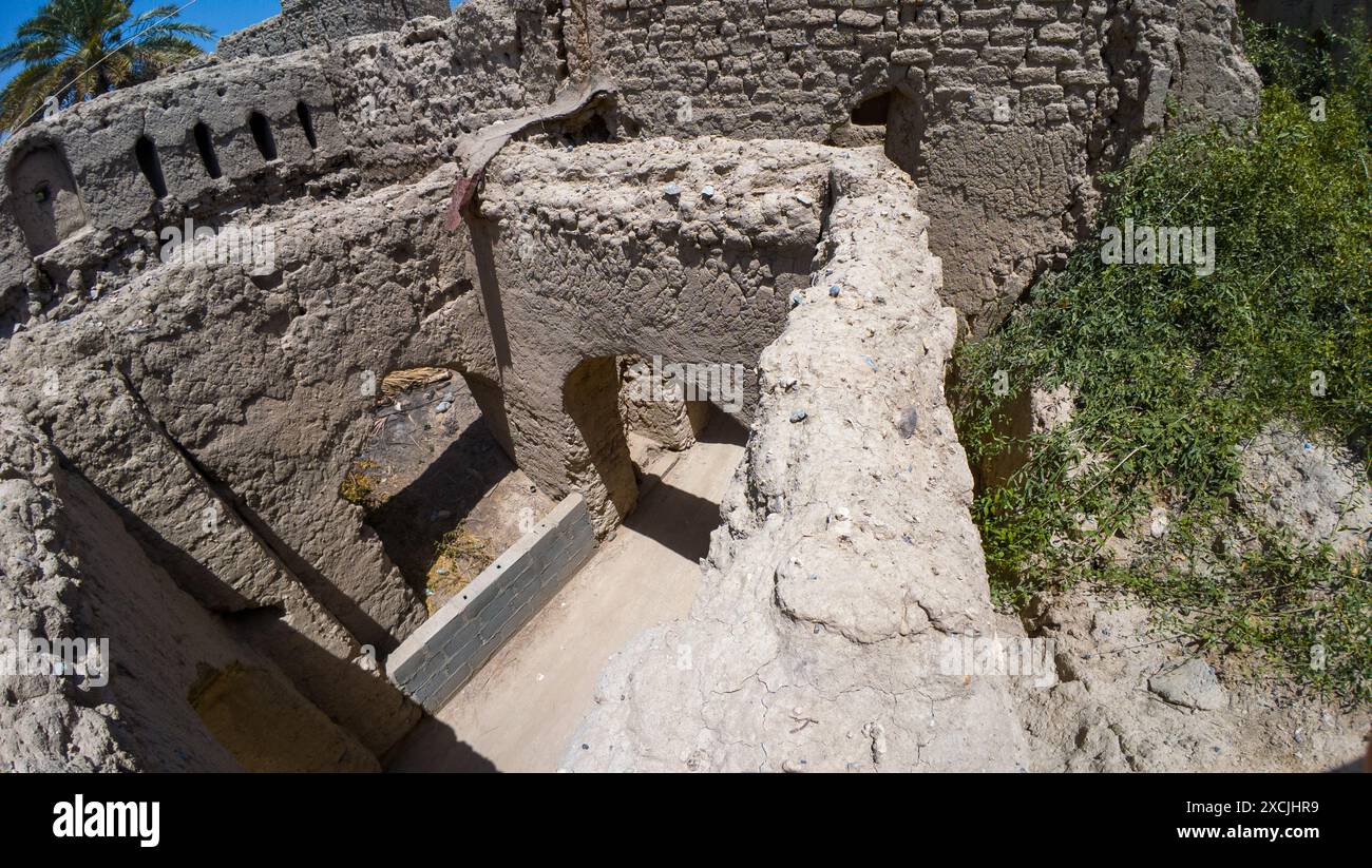 Foto di un vecchio villaggio abbandonato vicino a Nizwah in Oman durante il giorno di sole primaverile Foto Stock