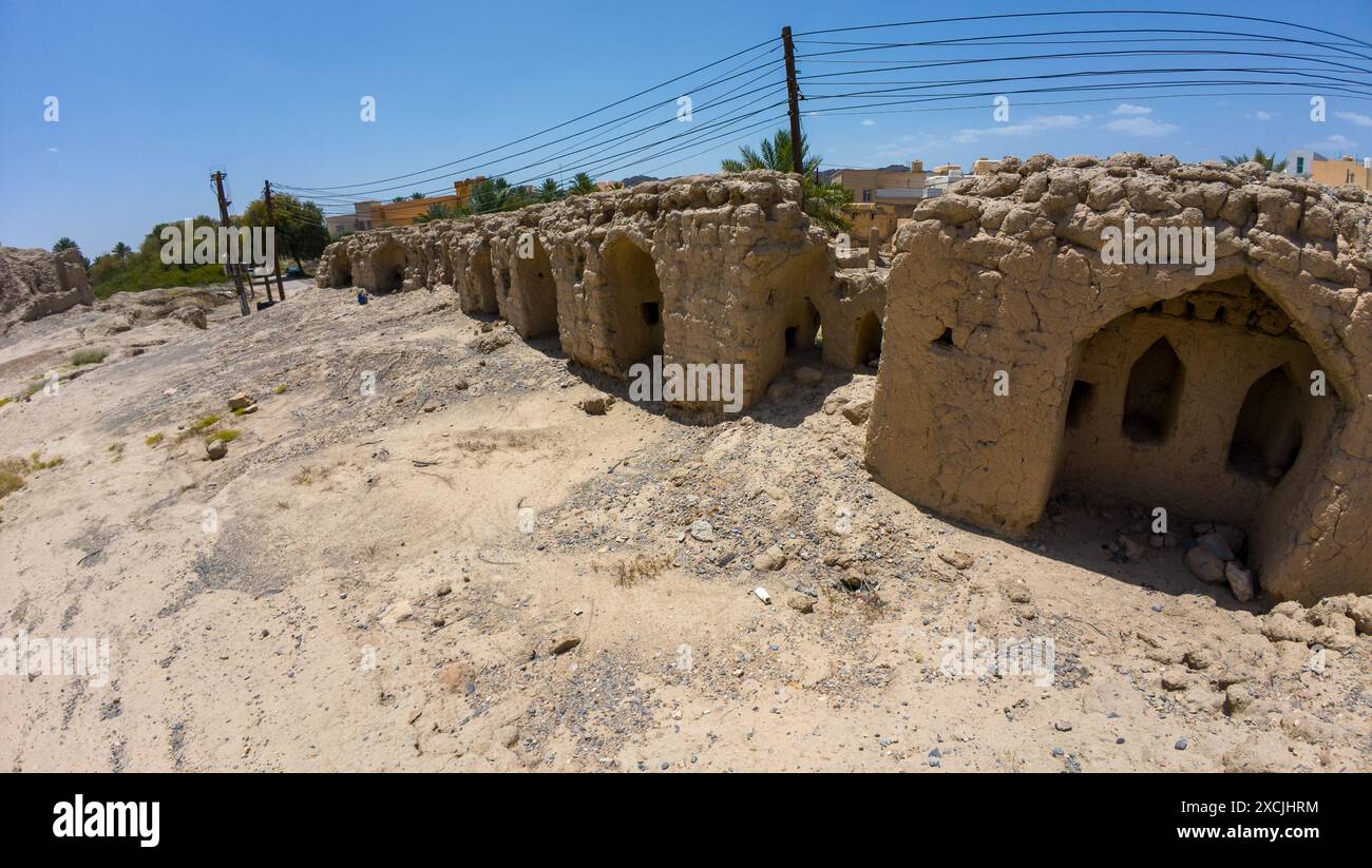 Foto del vecchio castello abbandonato in adobe vicino a Nizwah in Oman durante il giorno di sole primaverile Foto Stock