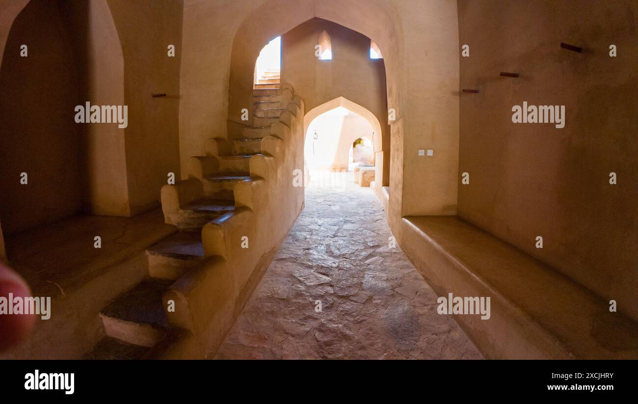 Foto di un corridoio storico della fortezza a Nizwah, Oman durante il giorno di sole estivo Foto Stock