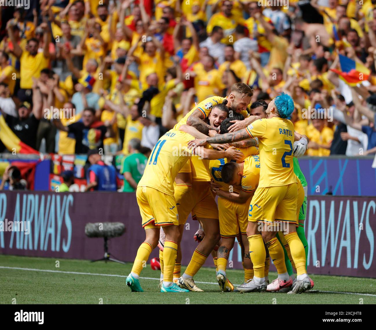 Monaco, Germania. 17 giugno 2024. I giocatori rumeni festeggiano il punteggio ottenuto durante la partita UEFA Euro 2024 del gruppo e tra Romania e Ucraina a Monaco di Baviera, Germania, il 17 giugno 2024. Crediti: Philippe Ruiz/Xinhua/Alamy Live News Foto Stock