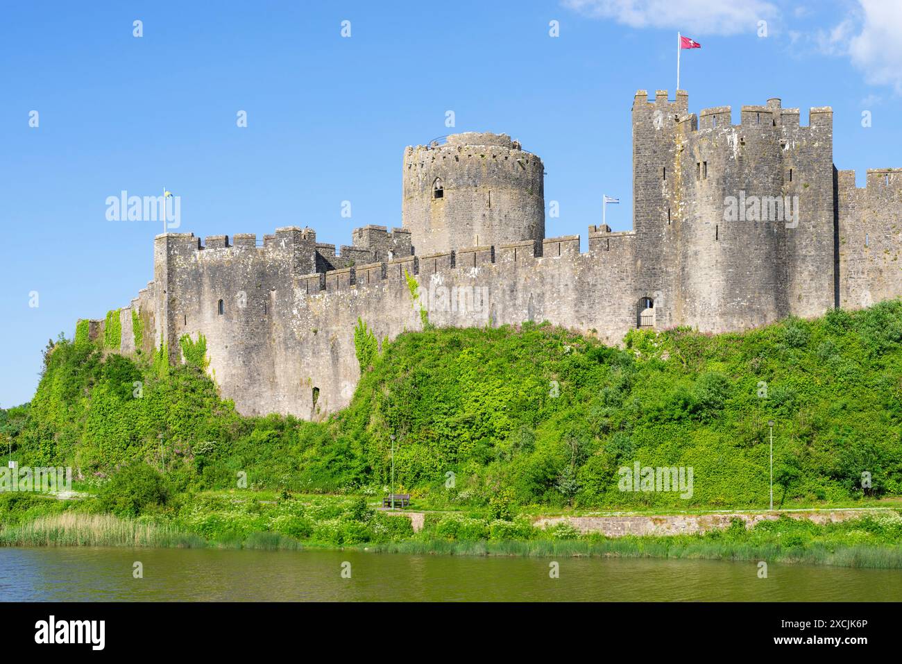 Pembroke Castle Wall and Moat Pembroke Pembrokeshire Galles Regno Unito Europa - Castell Penfro Foto Stock