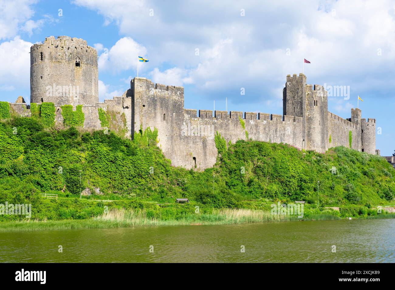 Pembroke Castle Wall and Moat Pembroke Pembrokeshire Galles Regno Unito Europa - Castell Penfro Foto Stock