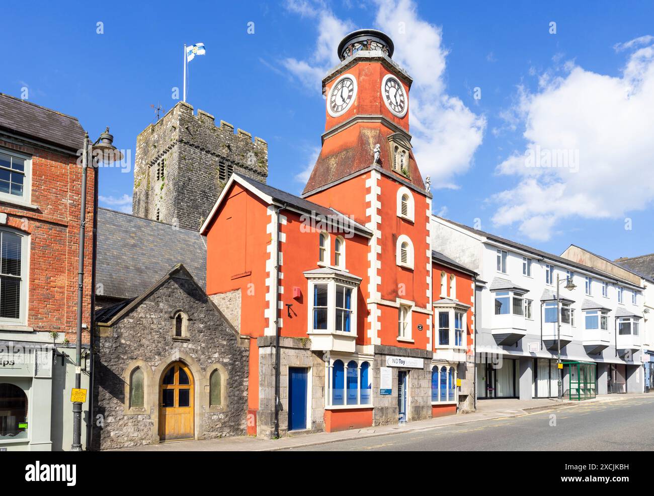 Pembroke Wales - Main Street nel centro della città e torre dell'orologio nella piccola città di Pembroke Pembrokeshire Galles occidentale Regno Unito Europa Foto Stock