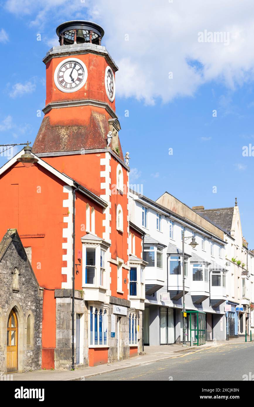 Pembroke Wales - Main Street nel centro della città e torre dell'orologio nella piccola città di Pembroke Pembrokeshire Galles occidentale Regno Unito Europa Foto Stock