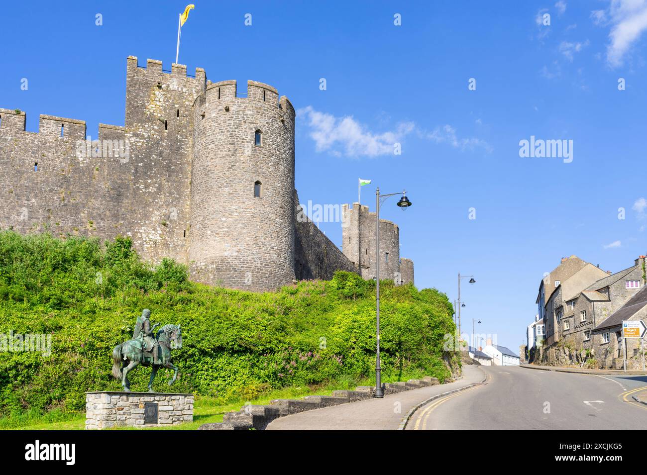 Le mura del castello di Pembroke e la statua del cavaliere anglo-normanno William Marshal nella piccola città di Pembroke, Pembrokeshire, Galles, Regno Unito, Europa Foto Stock