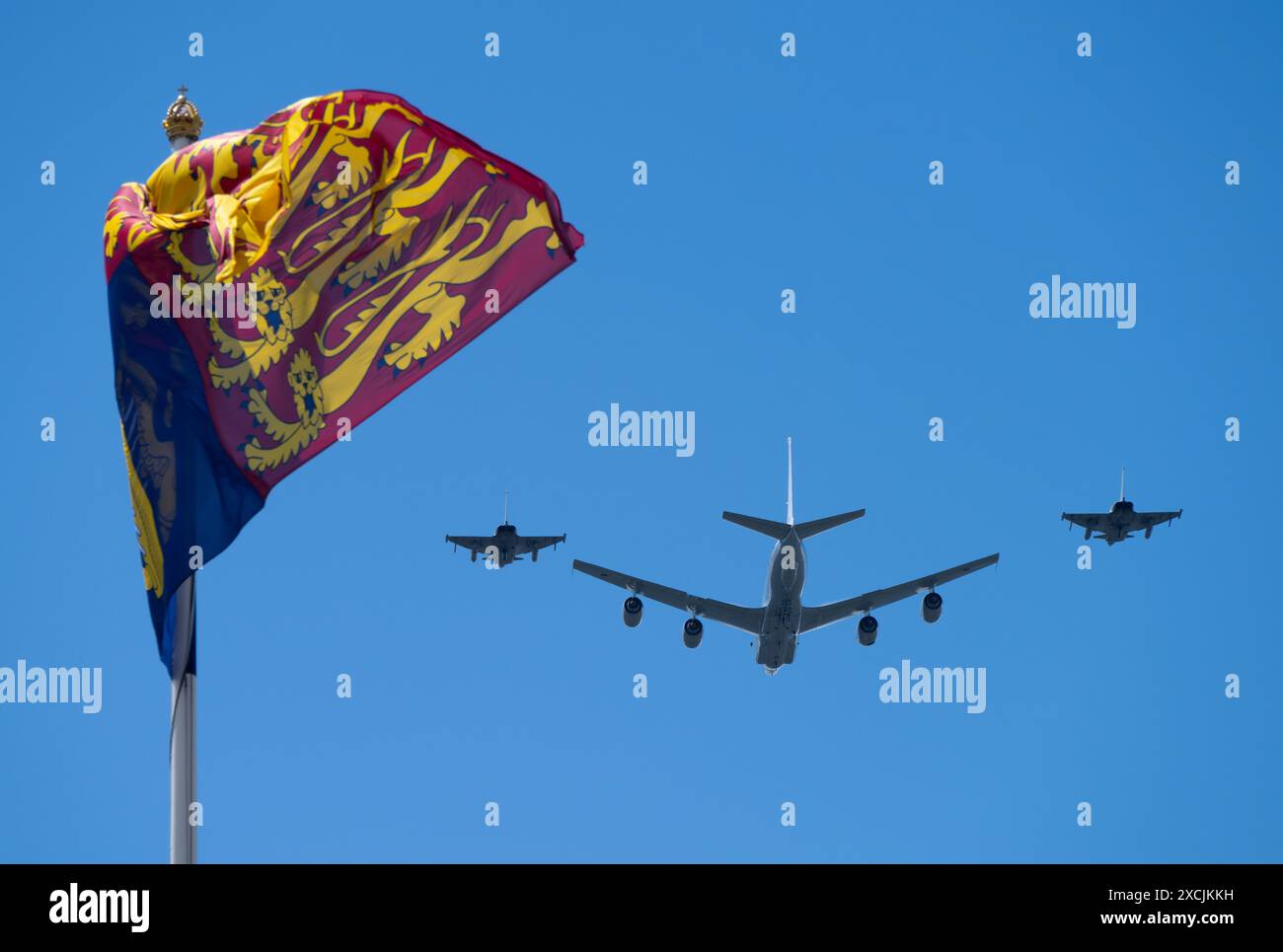 Londra, Regno Unito. 15 giugno 2024. Sorvolamento RAF del Boeing RC-135 Rivet Joint affiancato dagli Eurofighter Typhoons su Buckingham Palace alla chiusura della parata dei colori con il Royal Standard del Regno Unito. Crediti: Malcolm Park/Alamy Foto Stock