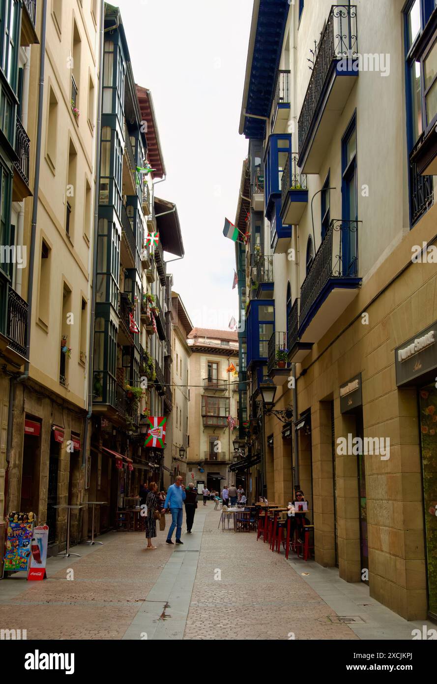 Strada pedonale stretta del centro storico della città con bar e negozi turistici Bilbao Paesi Baschi Spagna Foto Stock