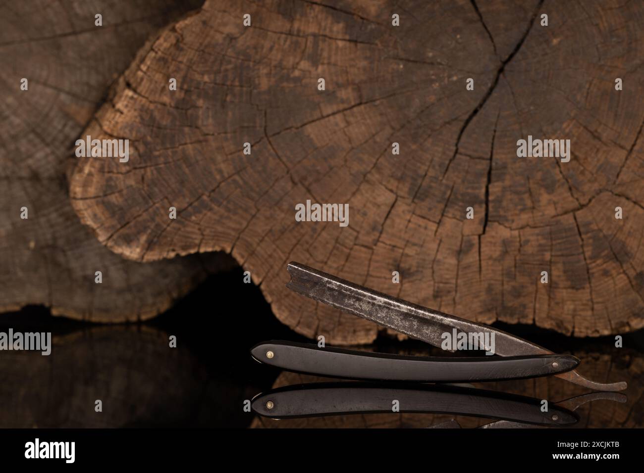 Razor dritto vintage con sfondo in legno Foto Stock