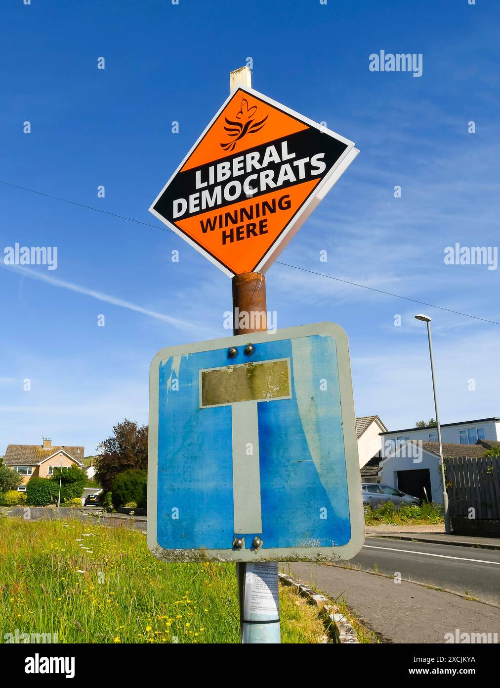 West Bay, Dorset, Regno Unito. 17 giugno 2024. Elezioni generali - Un segnale della campagna elettorale "vincente qui" dei liberaldemocratici è stato involontariamente posto sopra un segnale stradale vicolo cieco a West Bay nel Dorset. Una metafora delle loro possibilità di vincere le elezioni generali? Crediti fotografici: Graham Hunt/Alamy Live News Foto Stock