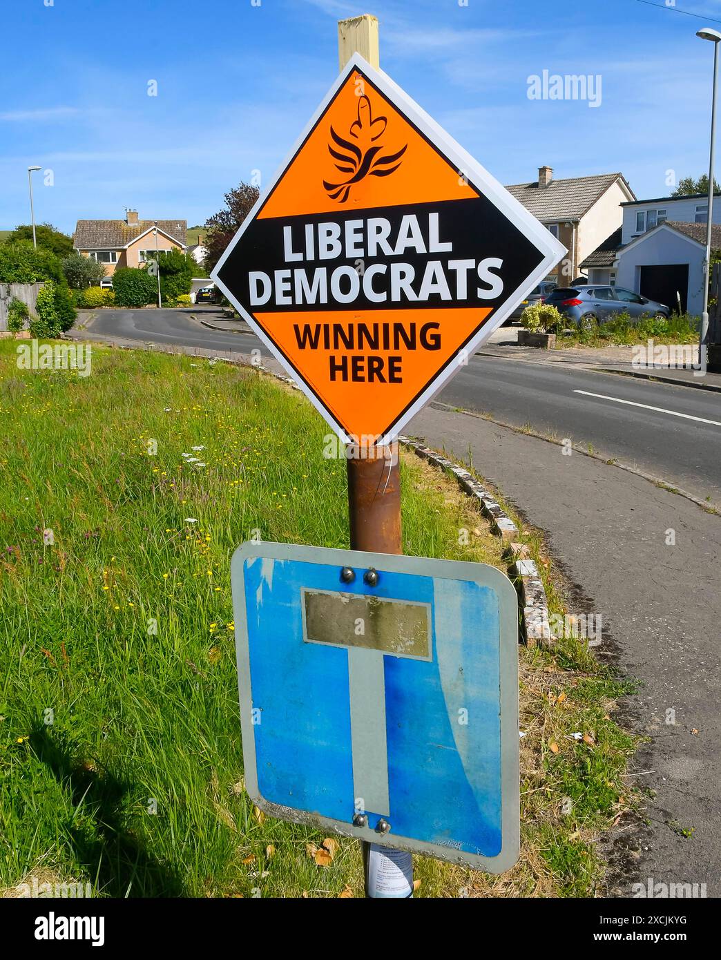 West Bay, Dorset, Regno Unito. 17 giugno 2024. Elezioni generali - Un segnale della campagna elettorale "vincente qui" dei liberaldemocratici è stato involontariamente posto sopra un segnale stradale vicolo cieco a West Bay nel Dorset. Una metafora delle loro possibilità di vincere le elezioni generali? Crediti fotografici: Graham Hunt/Alamy Live News Foto Stock