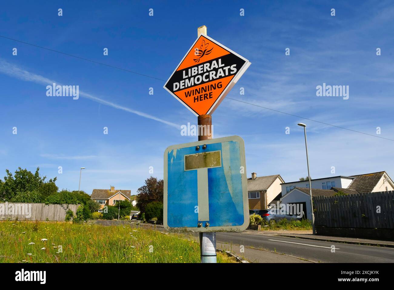 West Bay, Dorset, Regno Unito. 17 giugno 2024. Elezioni generali - Un segnale della campagna elettorale "vincente qui" dei liberaldemocratici è stato involontariamente posto sopra un segnale stradale vicolo cieco a West Bay nel Dorset. Una metafora delle loro possibilità di vincere le elezioni generali? Crediti fotografici: Graham Hunt/Alamy Live News Foto Stock