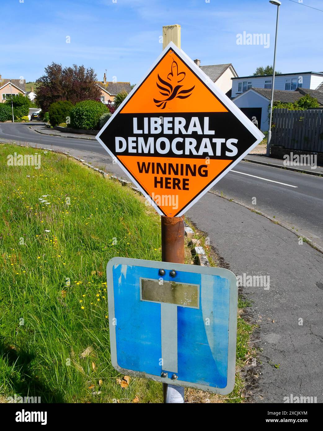 West Bay, Dorset, Regno Unito. 17 giugno 2024. Elezioni generali - Un segnale della campagna elettorale "vincente qui" dei liberaldemocratici è stato involontariamente posto sopra un segnale stradale vicolo cieco a West Bay nel Dorset. Una metafora delle loro possibilità di vincere le elezioni generali? Crediti fotografici: Graham Hunt/Alamy Live News Foto Stock