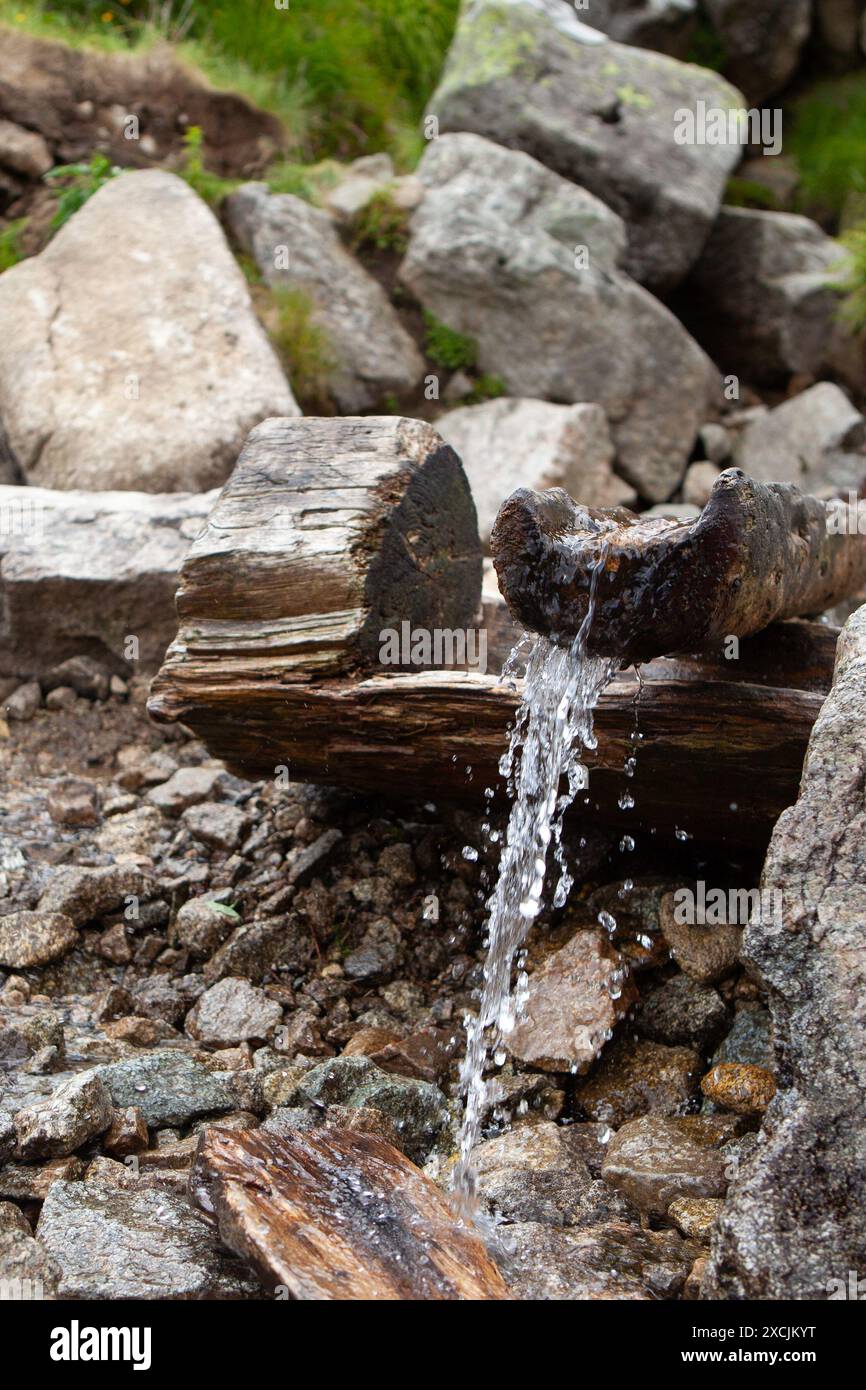 Sorgente naturale di acqua sorgiva di montagna Foto Stock