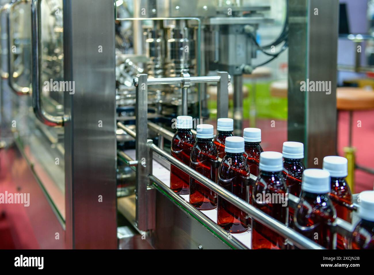 Bottiglie di vetro in un nastro trasportatore su un sistema automatico di alta qualità nella linea di produzione di fabbrica Foto Stock
