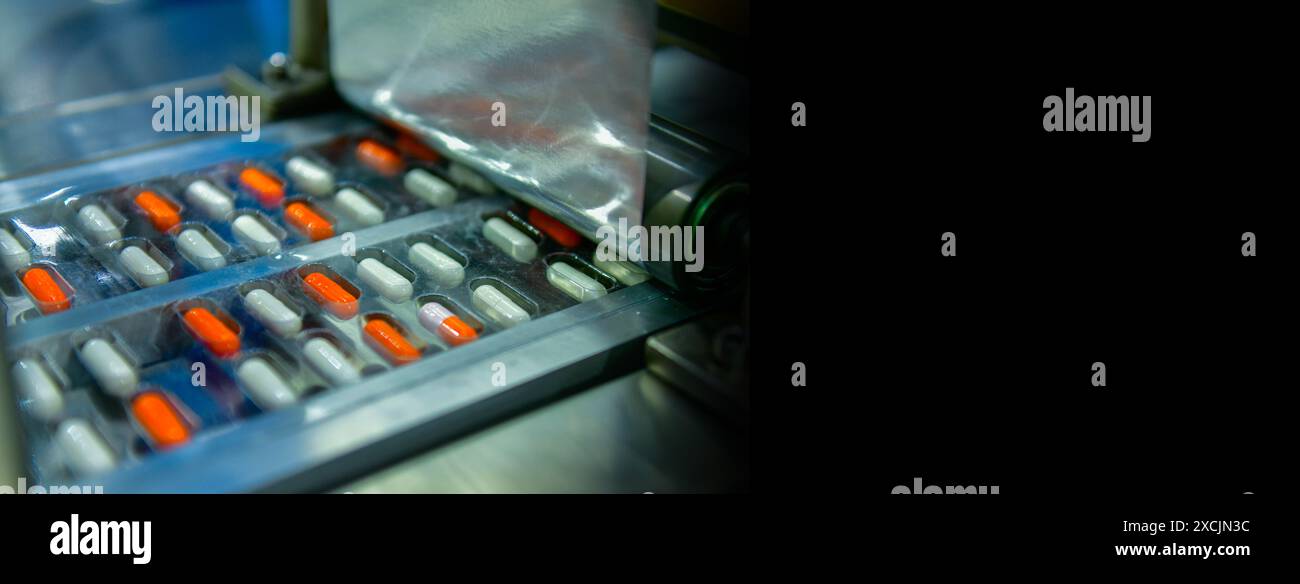 Capsule medicine pillole durante la linea di produzione e il processo di imballaggio sulla moderna fabbrica farmaceutica, Medical Drug Manufacturing. Foto Stock