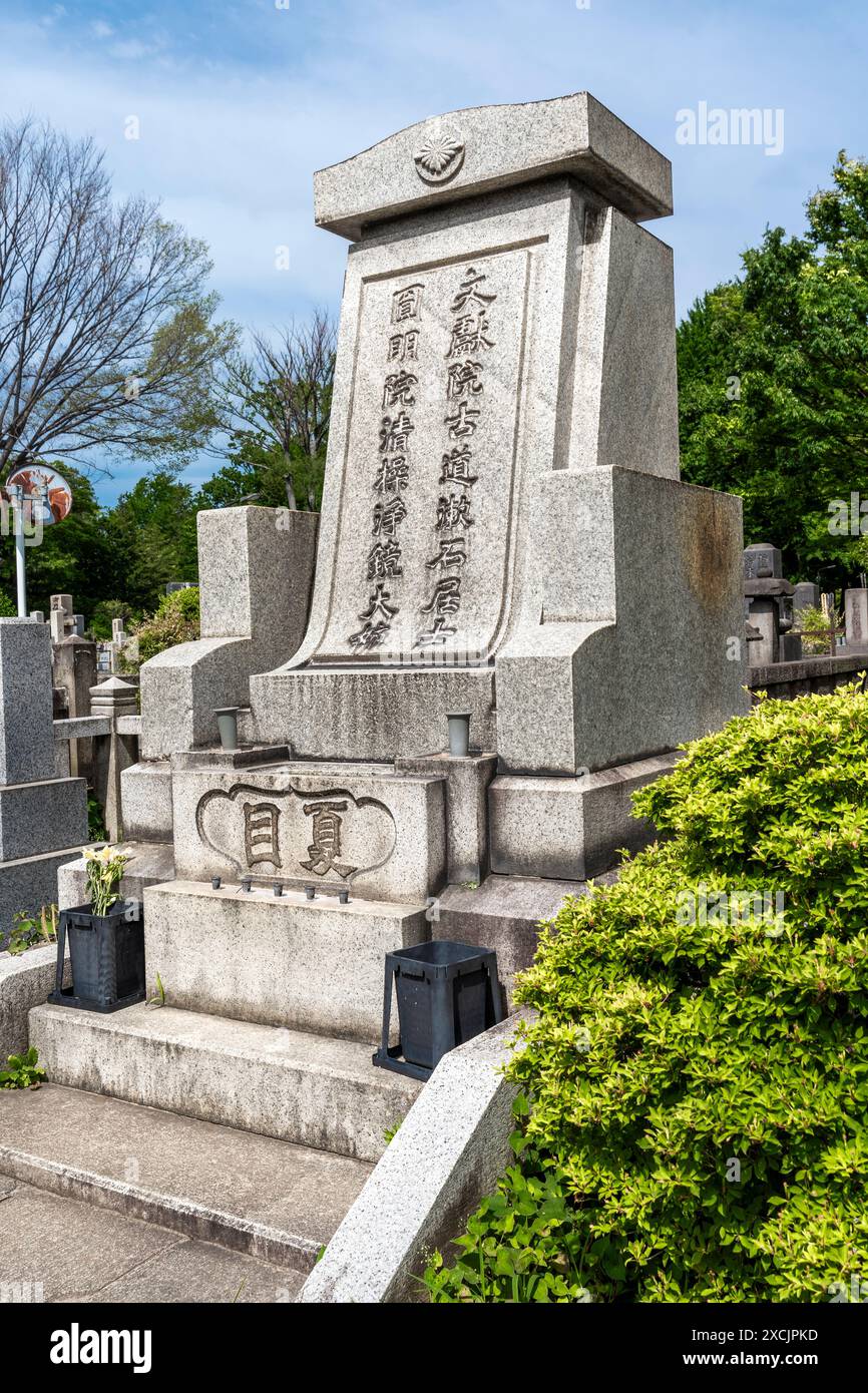 Tomba dello scrittore giapponese Natsume Soseki, nel cimitero Zoshigaya, un cimitero pubblico a Minami-Ikebukuro, Toshima, Tokyo. Foto Stock
