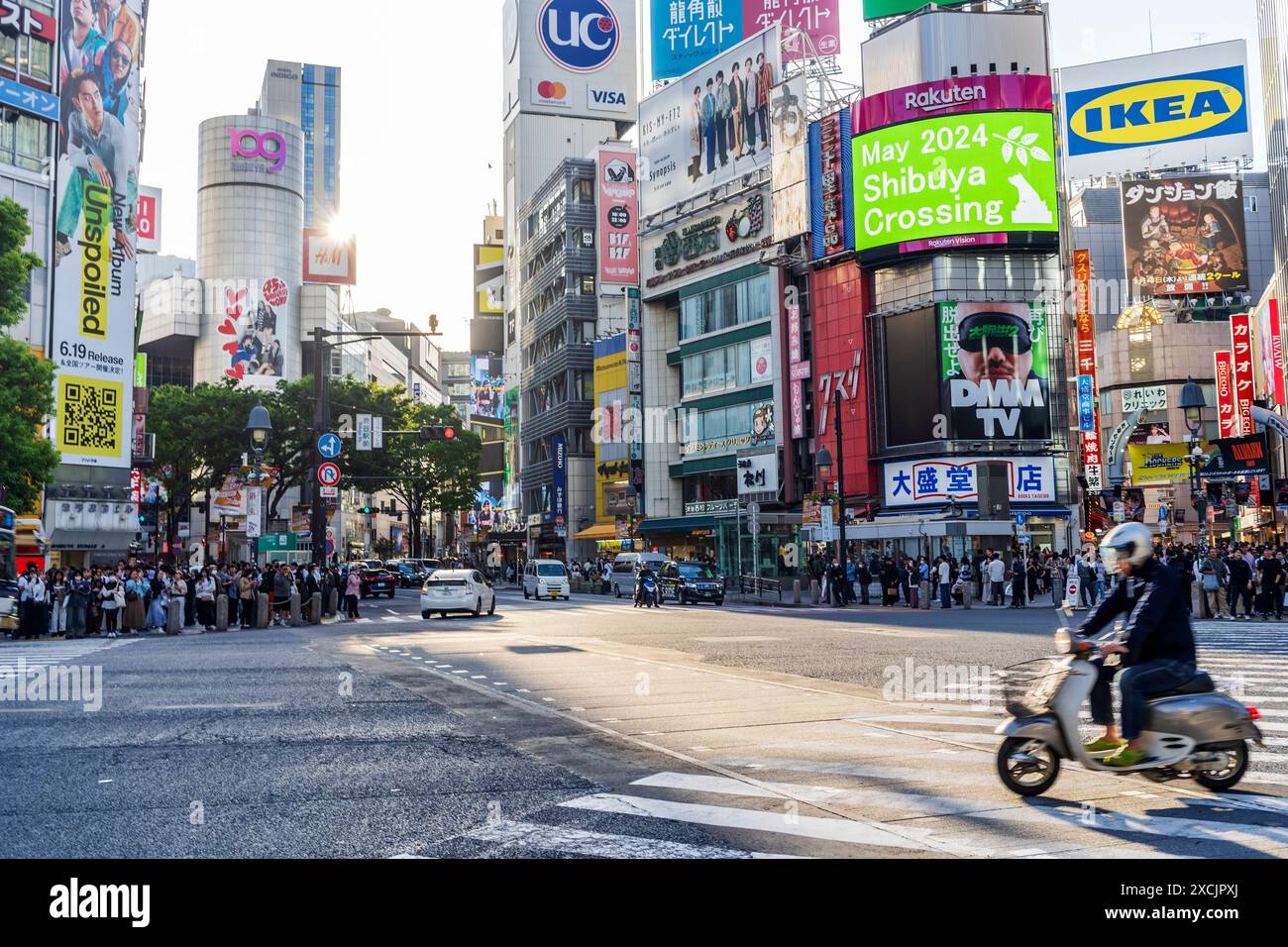 Un assaggio del famoso incrocio di Shibuya senza persone che camminano, solo una moto, Tokyo, Giappone Foto Stock