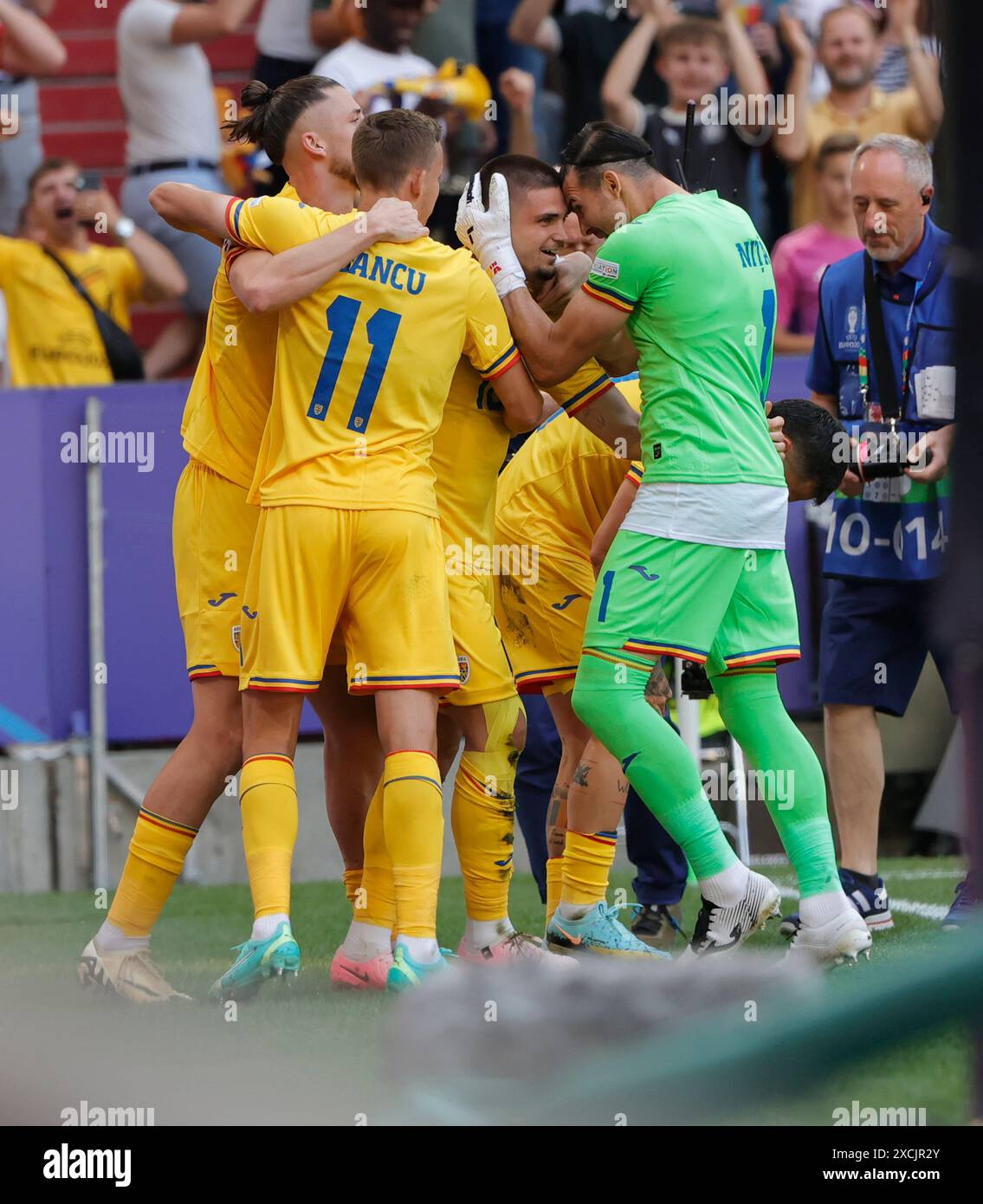 Monaco, Germania. 17 giugno 2024. I giocatori rumeni festeggiano il punteggio ottenuto durante la partita UEFA Euro 2024 del gruppo e tra Romania e Ucraina a Monaco di Baviera, Germania, il 17 giugno 2024. Crediti: Philippe Ruiz/Xinhua/Alamy Live News Foto Stock