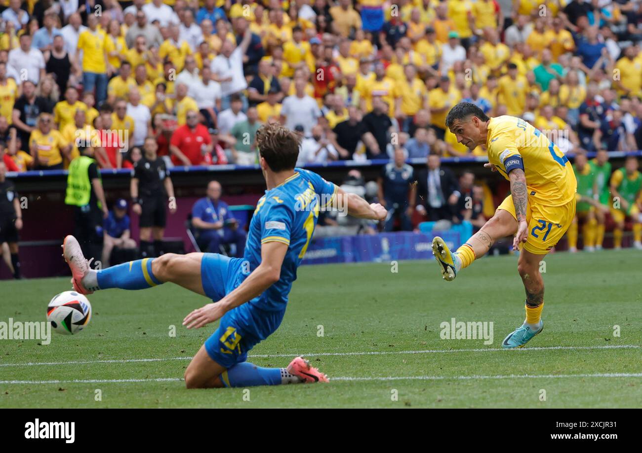 Monaco, Germania. 17 giugno 2024. Nicolae Stanciu (R) della Romania spara durante la partita UEFA Euro 2024 del gruppo e tra Romania e Ucraina a Monaco di Baviera, Germania, il 17 giugno 2024. Crediti: Philippe Ruiz/Xinhua/Alamy Live News Foto Stock