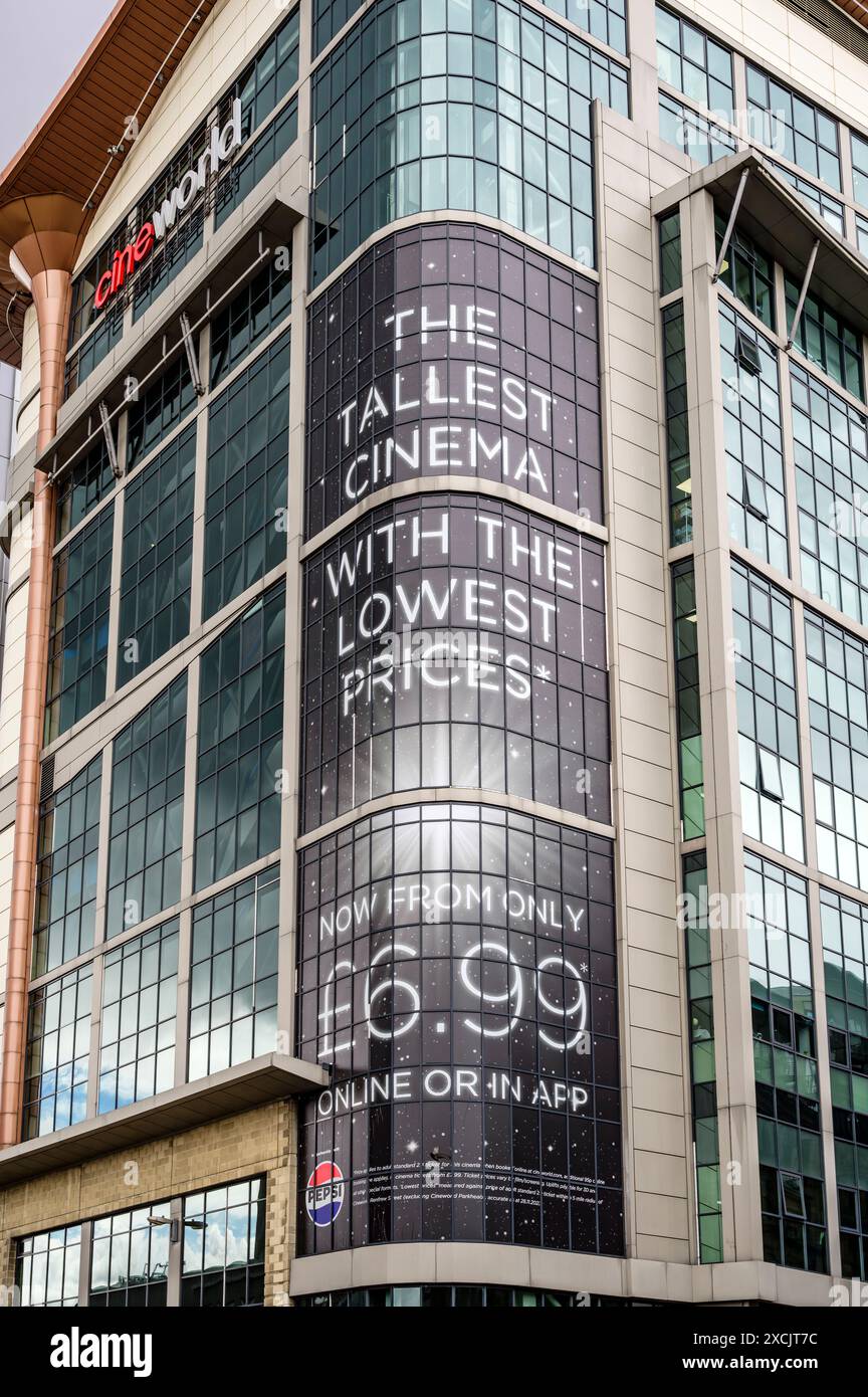 Cartellone pubblicitario Cineworld Cinema prezzi di acquisto online, Glasgow, Scozia, Regno Unito, Europa Foto Stock