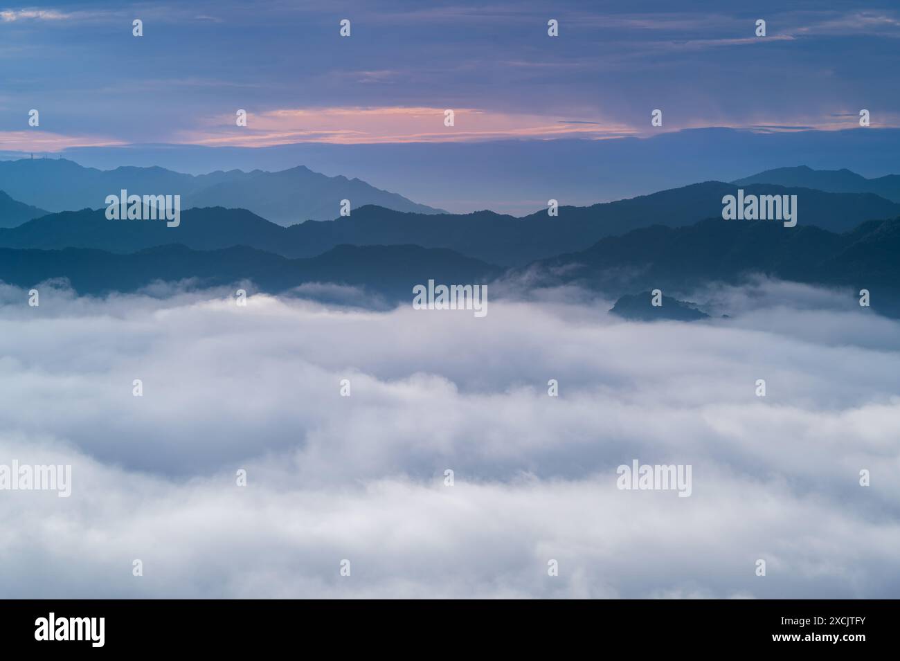 Cielo arancione e mare di nuvole prima dell'alba. Un'atmosfera tranquilla e rinfrescante. Vista sulle montagne che circondano Emerald Reservoir. Distretto di Xindian, Ta Foto Stock