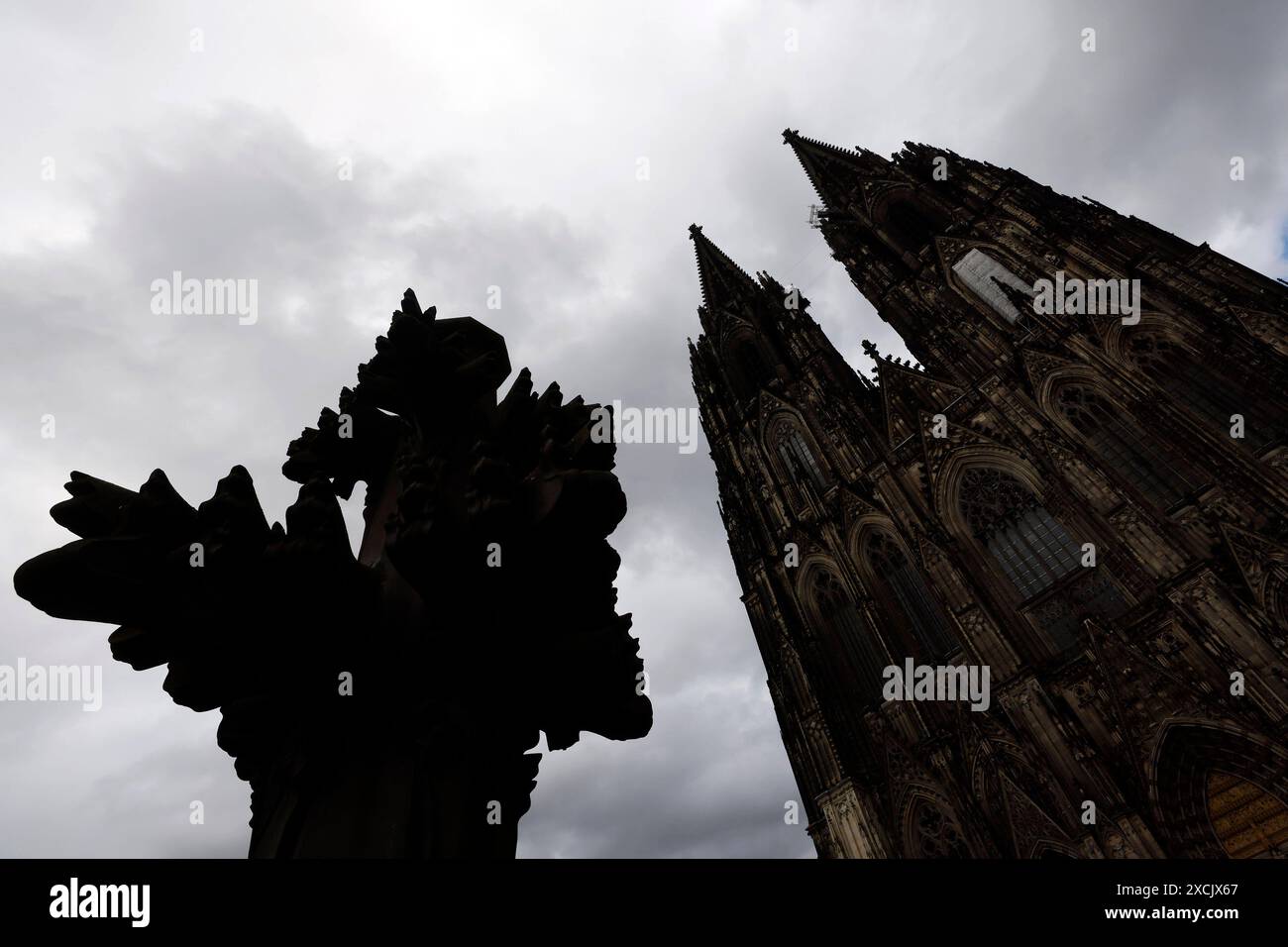 Der Kölner Dom gesehen bei bewölktem Himmel. VOR 200 Jahren wurde die Kölner Dombauhütte wiederbegründet. Aus Anlass dieses Jubiläums gibt es eine Sommerausstellung im DOMFORUM. Um das Kölner Wahrzeichen der Nachwelt zu erhalten, bedarf es dauerhafter Restaurierungs- und Erhaltungsmaßnahmen. Themenbild, Symbolbild Köln, 16.06.2024 NRW Deutschland *** Cattedrale di Colonia vista sotto un cielo nuvoloso 200 anni fa, la società di costruzione della Cattedrale di Colonia è stata rifondata per celebrare questo anniversario, c'è una mostra estiva al DOMFORUM per preservare Colognes punto di riferimento per i posteri, re permanente Foto Stock