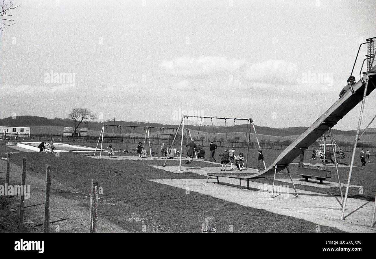 anni '1960, storico, parco giochi Foto Stock