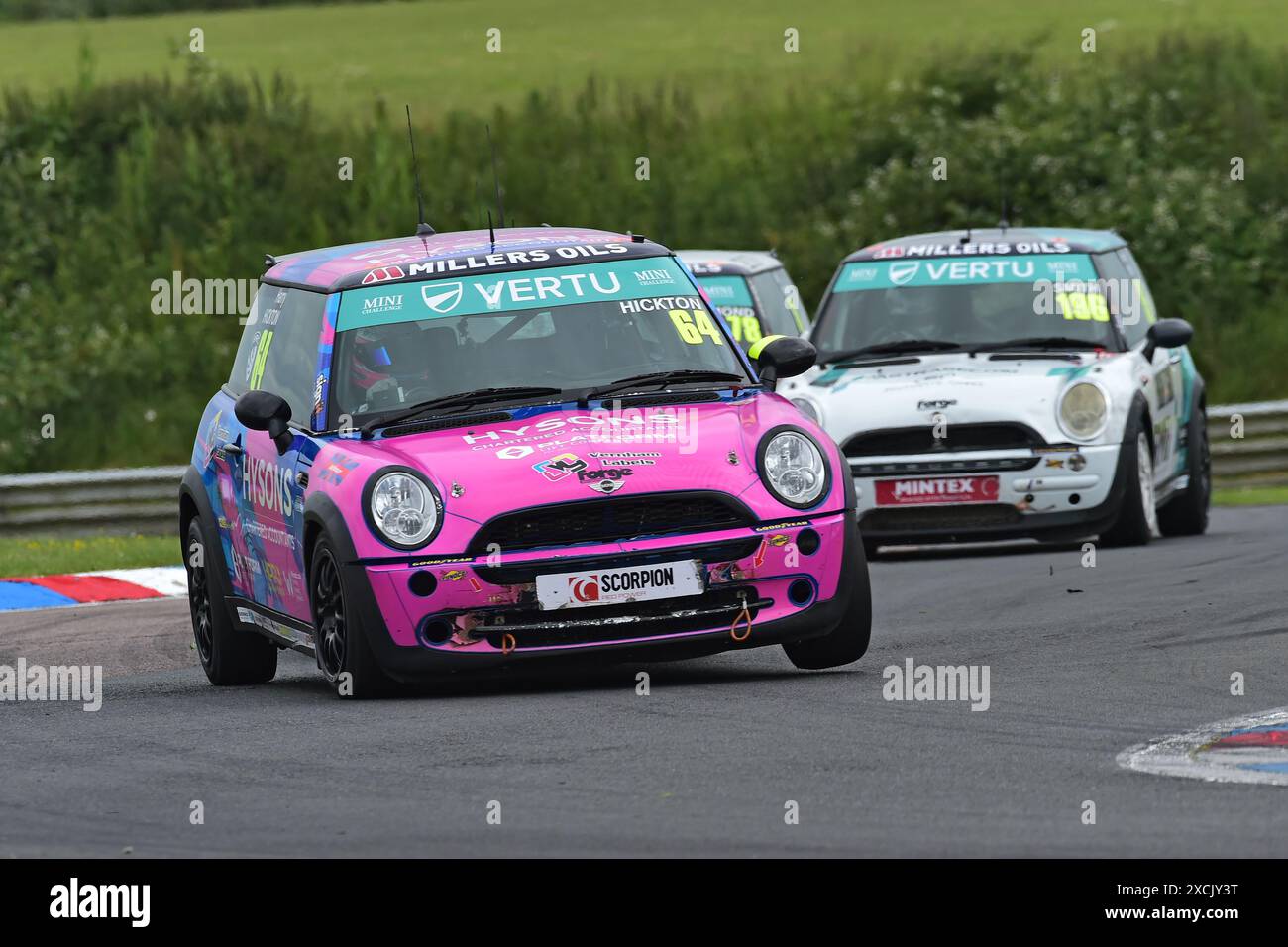 E ora solleva la ruota anteriore lato sinistro, Harry Hickton, MINI Cooper R50, Westbourne Motorsport, 2024 Vertu MINI Challenge Trophy, tre venti minuti Foto Stock