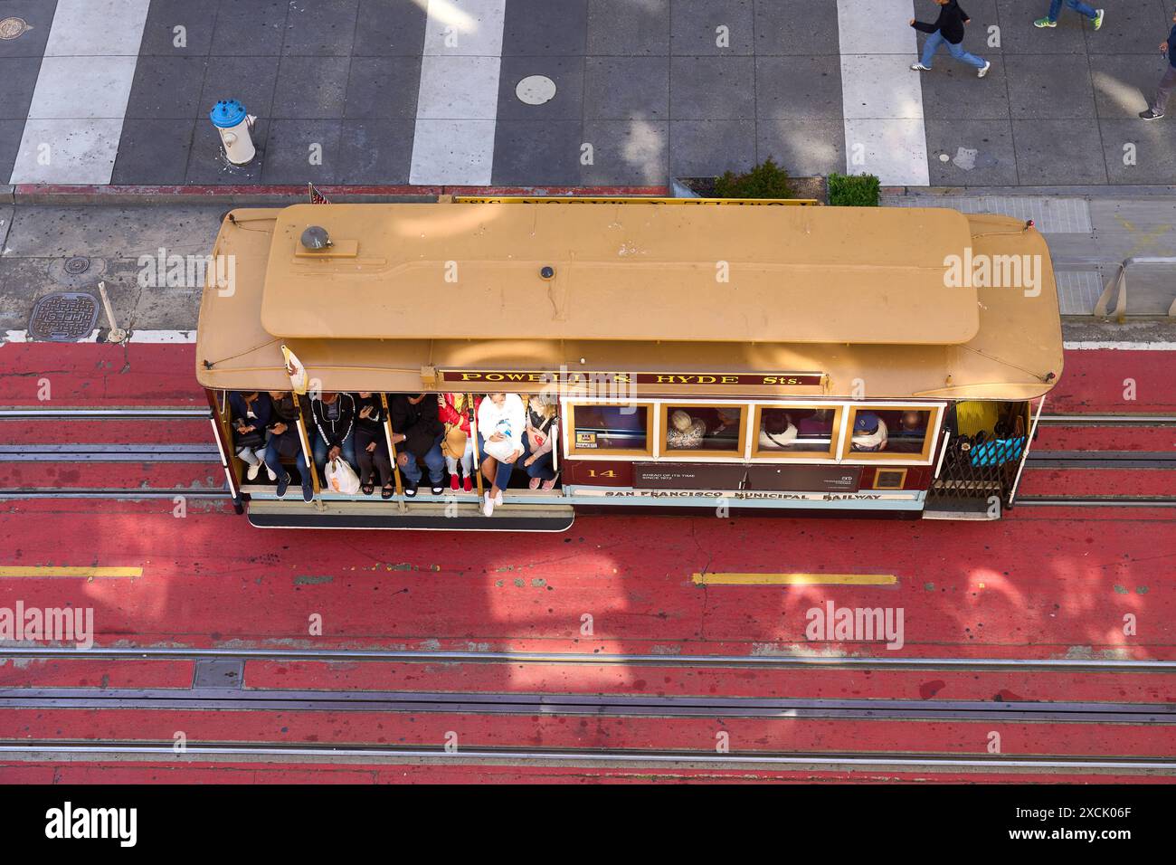 San Francisco, California, Stati Uniti d'America - 14 giugno 2024: Uno storico tram, noto come funivia, viaggia per le strade di San Francisco negli Stati Uniti. Girato dall'alto *** Eine historische Straßenbahn, bekannt als Cable Car, fährt durch die Straßen von San Francisco in den USA. Aufnahme von oben Foto Stock