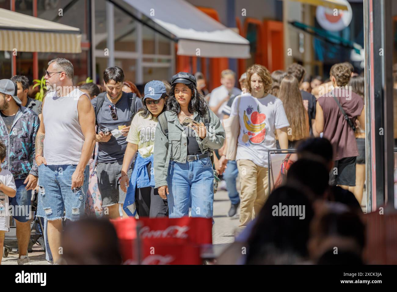 Buenos Aires, Argentina - 17 marzo 2024: Persone che camminano attraverso il centro commerciale nella Chinatown di Buenos Aires. Foto Stock