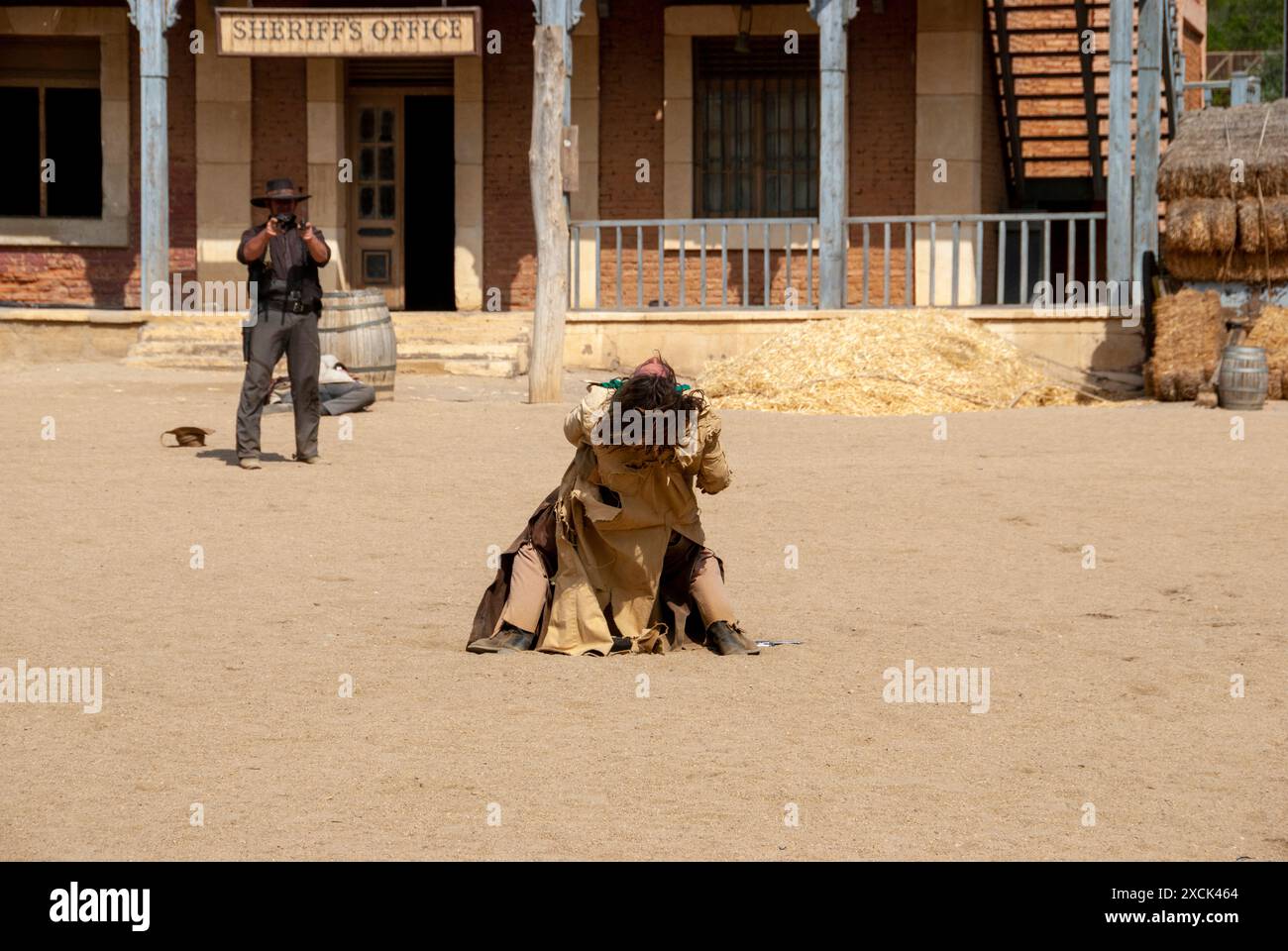 Cowboys in uno scontro a fuoco su un set cinematografico del Wild West Foto Stock