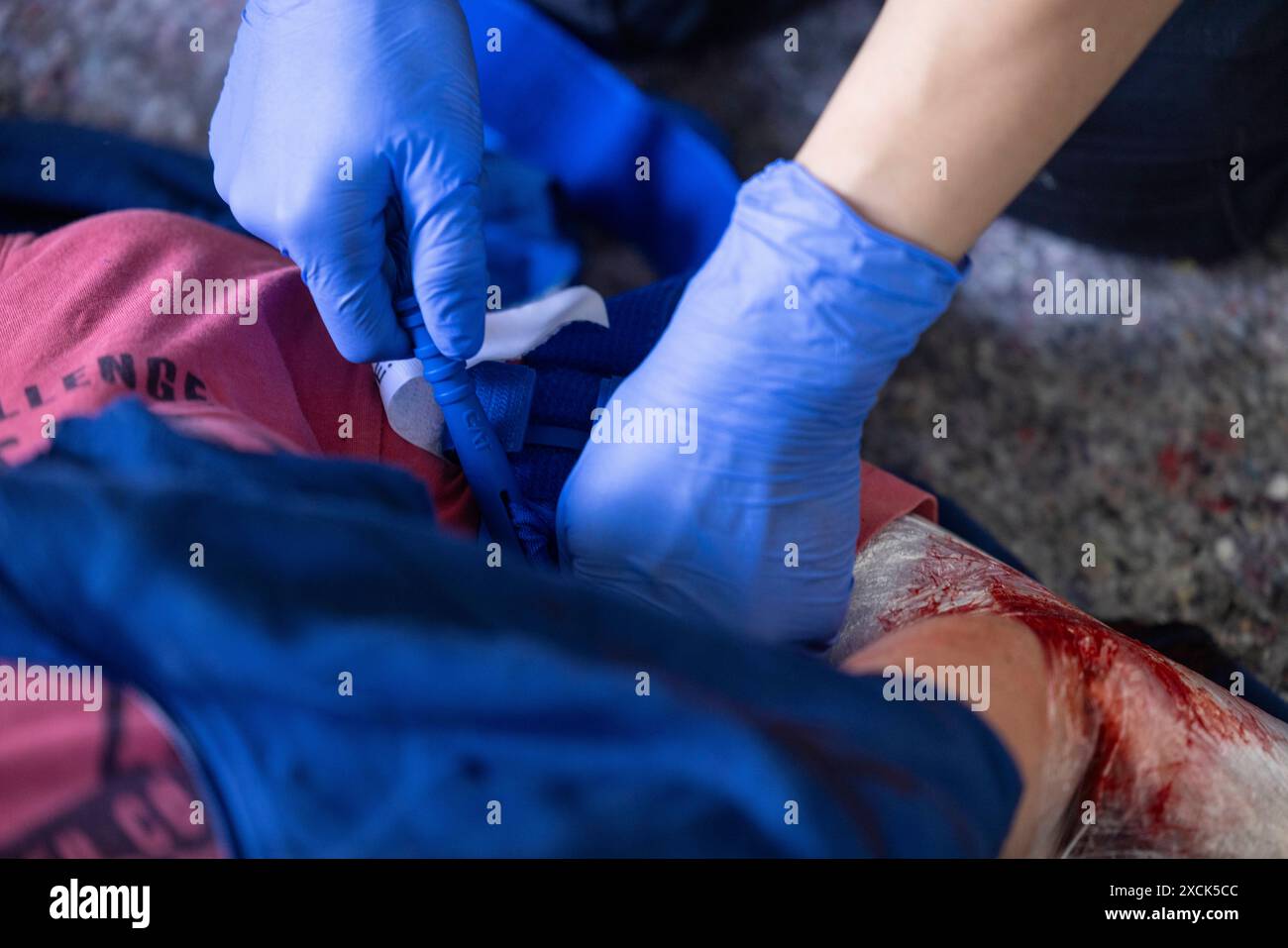 Medizin-foto 14062024 - Ein Tourniquet, auch Drehkreuz oder Aderpresse genannt, ist ein Abbinde-System zur Stauung oder kurzzeitigen Unterbrechung des arteriellen Blutflusses bei schweren Verletzungen in Notsituationen. Symbolbild Medizin bei einem Training in einem Trauma-Kurs in Weeze NRW. Weeze Nordrhein-Westfalen Deutschland *** Medicina foto 14062024 Un laccio emostatico, noto anche come laccio emostatico o pressa emostatico, è un sistema di legatura per congestione o interruzione temporanea del flusso sanguigno arterioso in caso di lesioni gravi in situazioni di emergenza immagine simbolica Medicina durante il treno Foto Stock